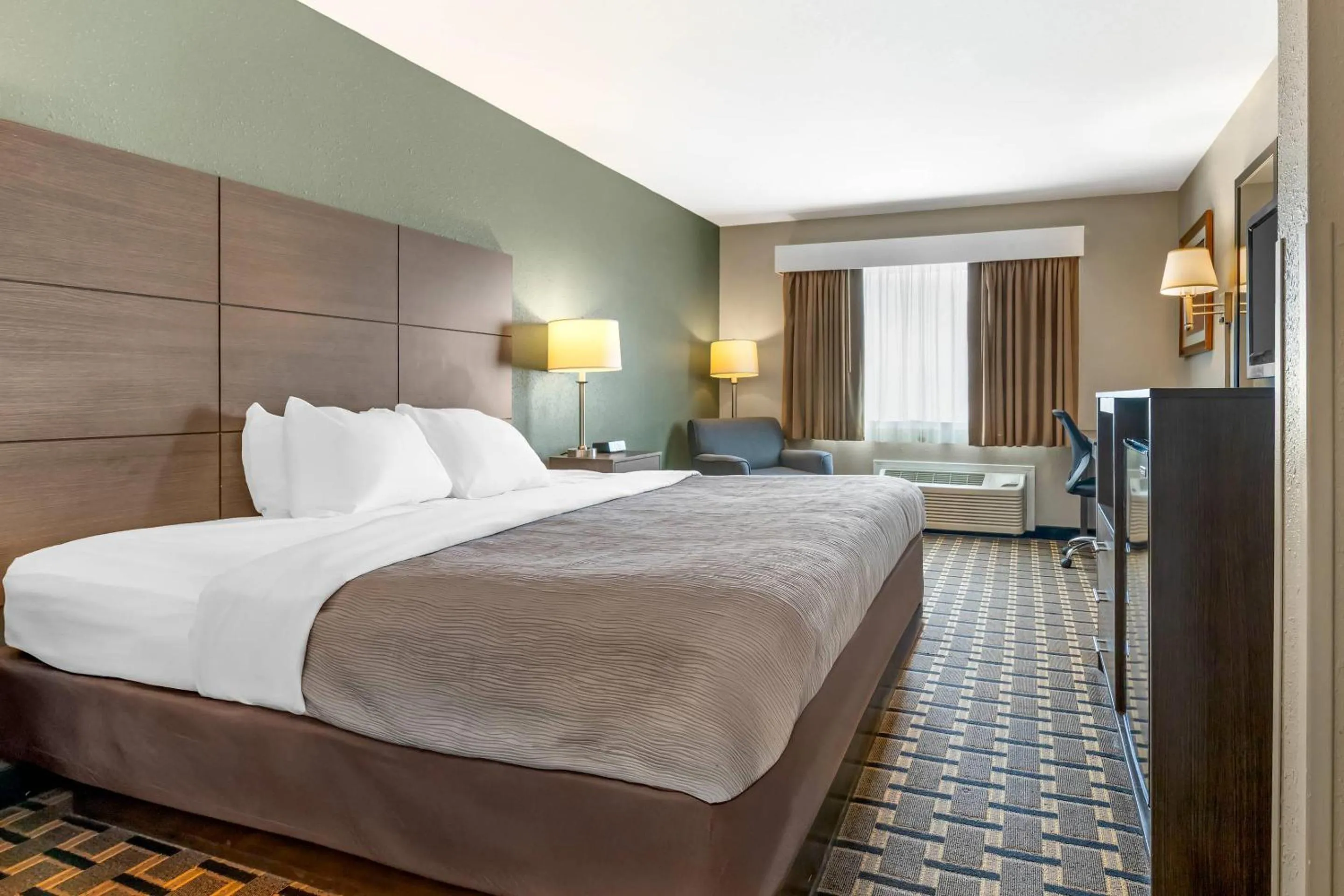 Bedroom, Bed in Quality Inn Mauston I-90