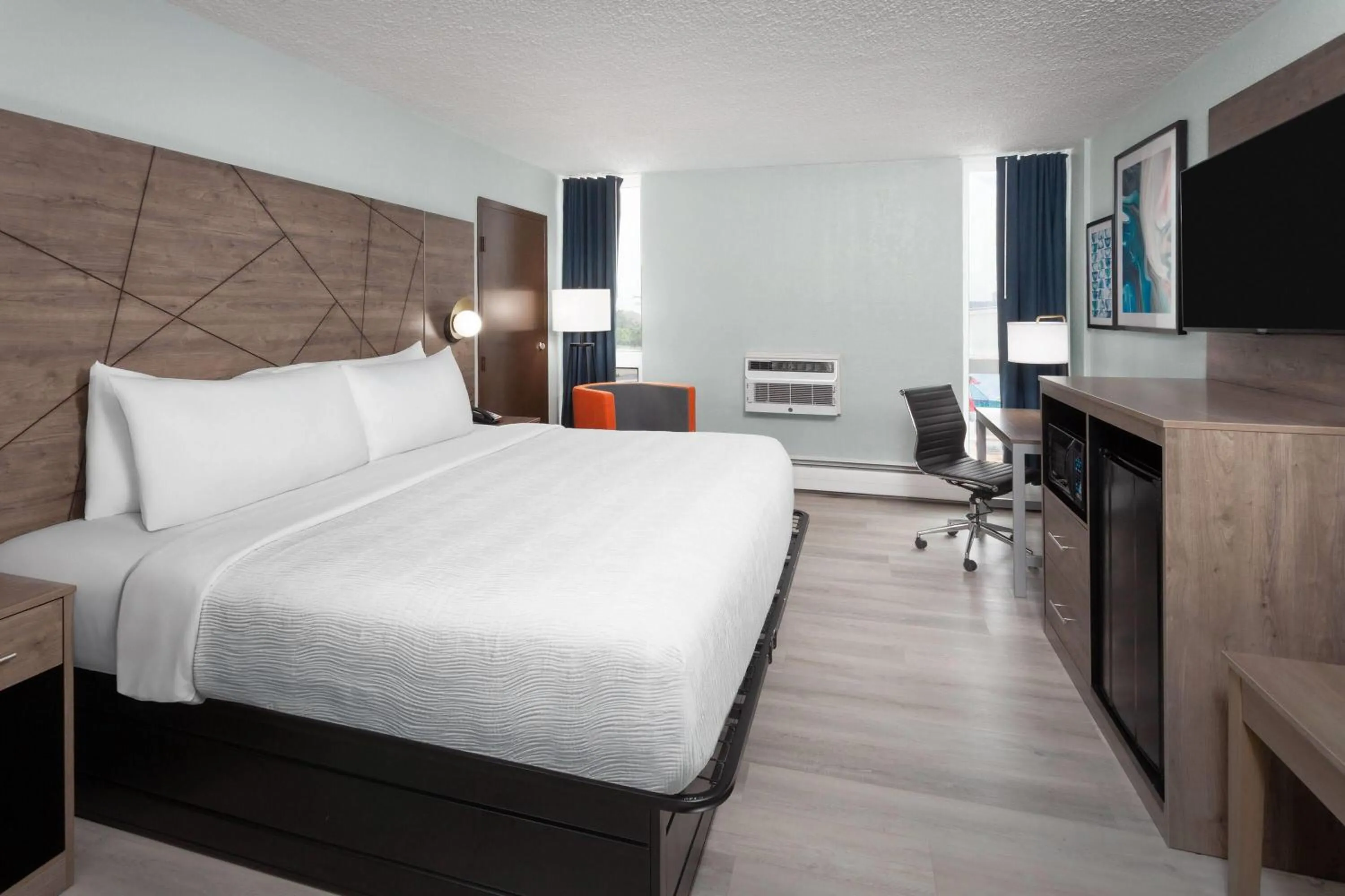 Photo of the whole room, Bed in Wingate by Wyndham Sheboygan