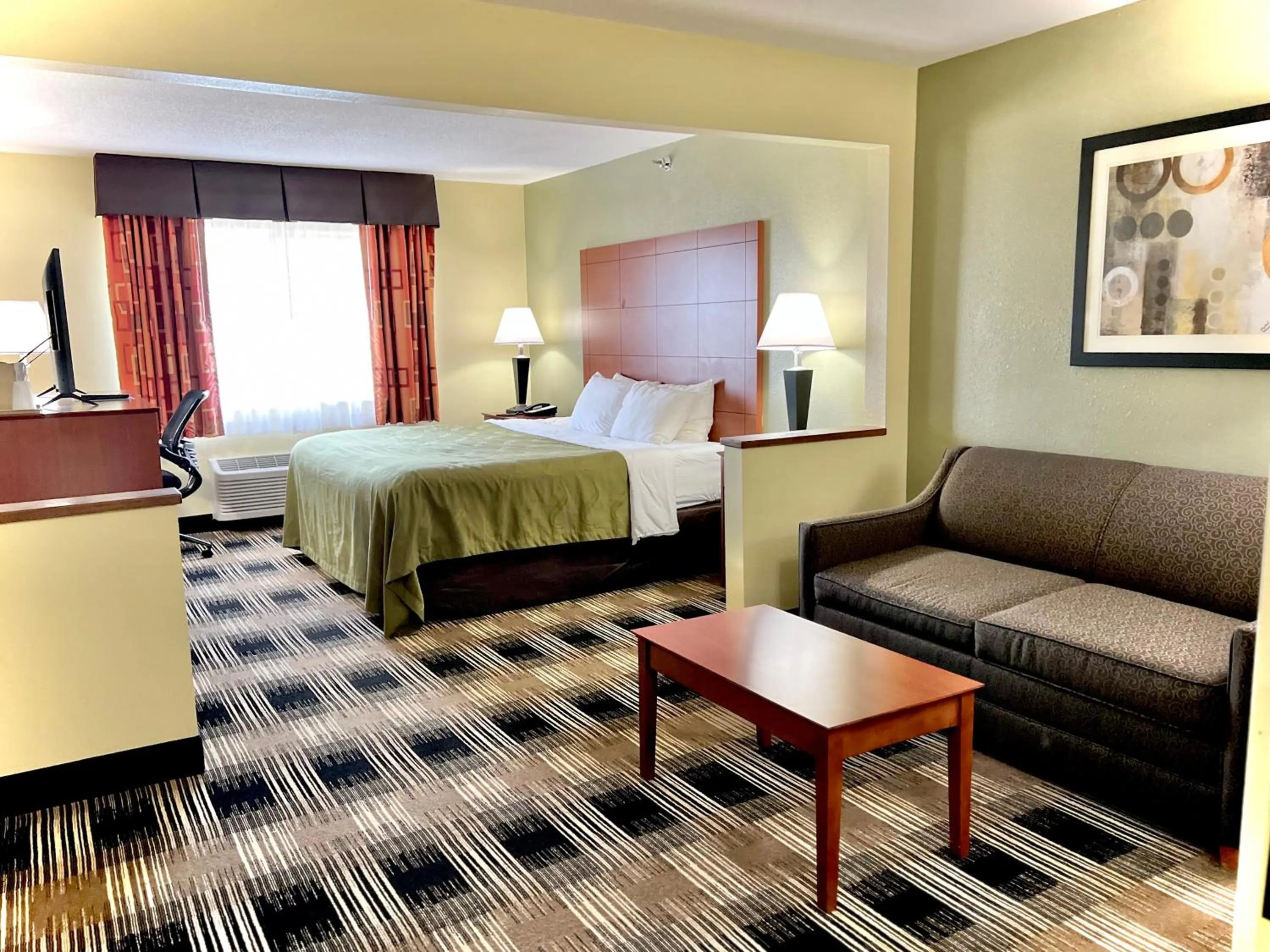 TV and multimedia, Bed in Quality Inn & Suites Wisconsin Dells Downtown - Waterparks Area