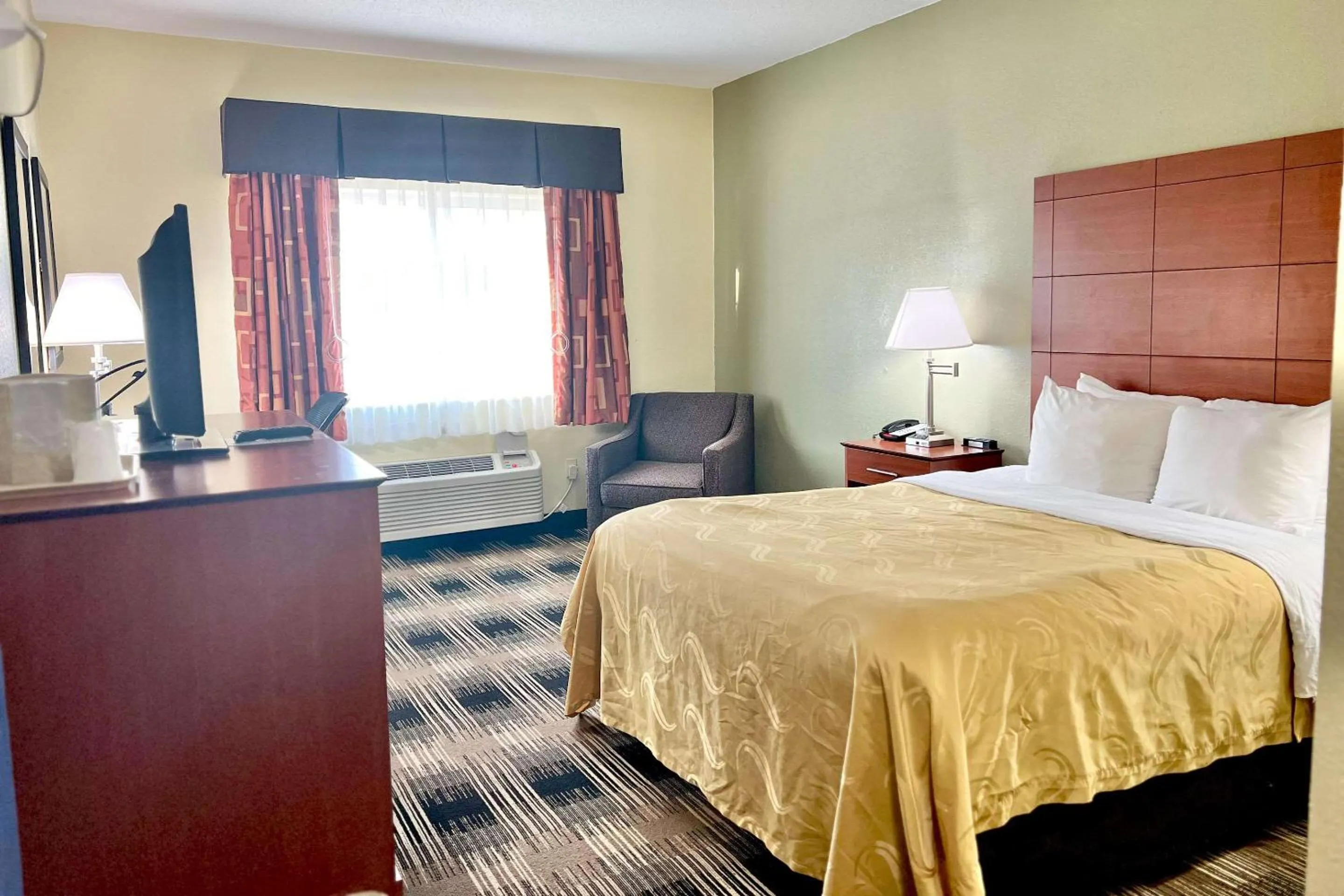 Bedroom, Bed in Quality Inn & Suites Wisconsin Dells Downtown - Waterparks Area