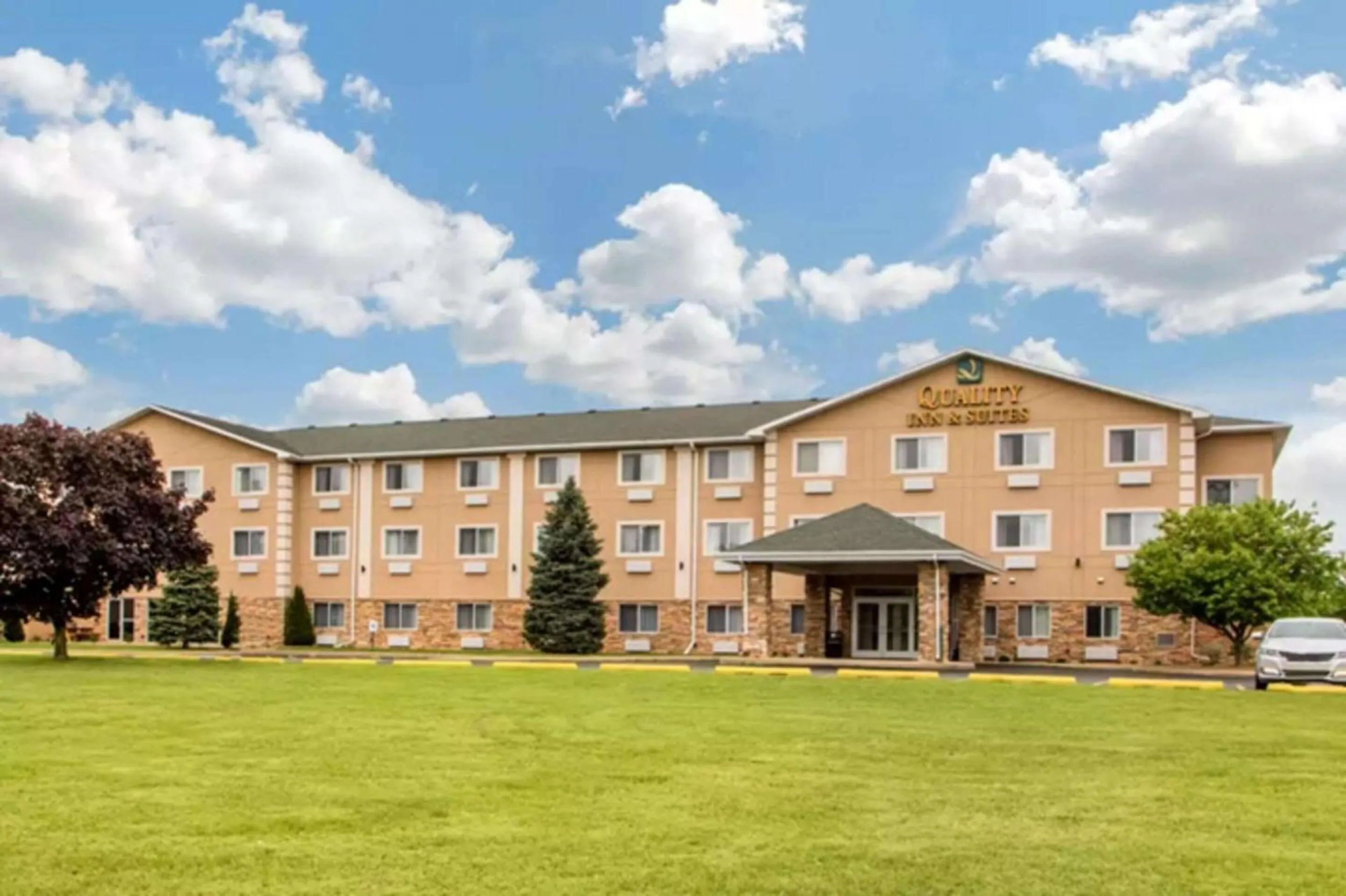 Property building in Quality Inn & Suites Wisconsin Dells Downtown - Waterparks Area