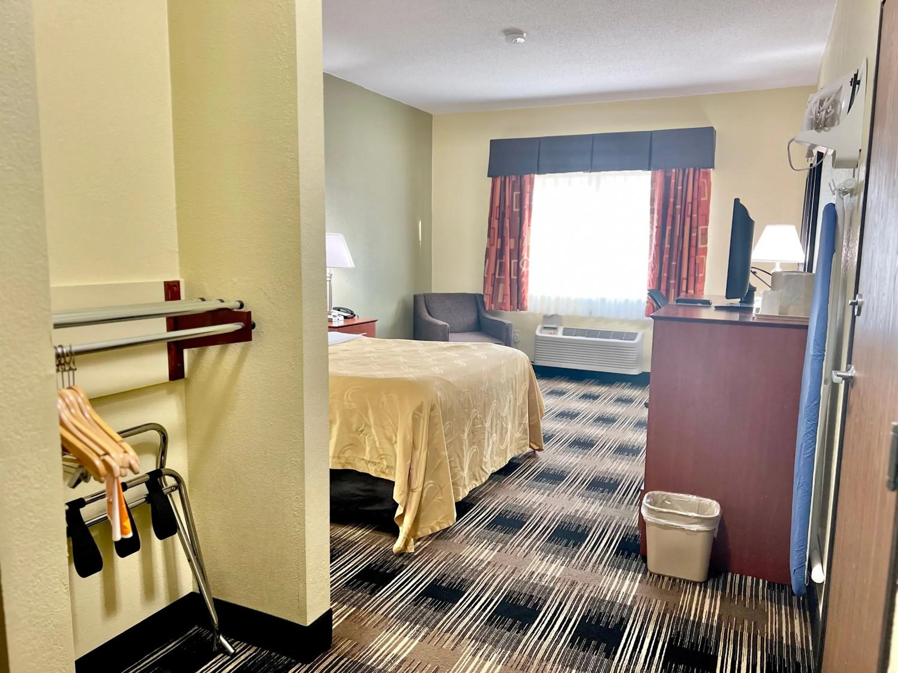 Coffee/tea facilities, Bed in Quality Inn & Suites Wisconsin Dells Downtown - Waterparks Area