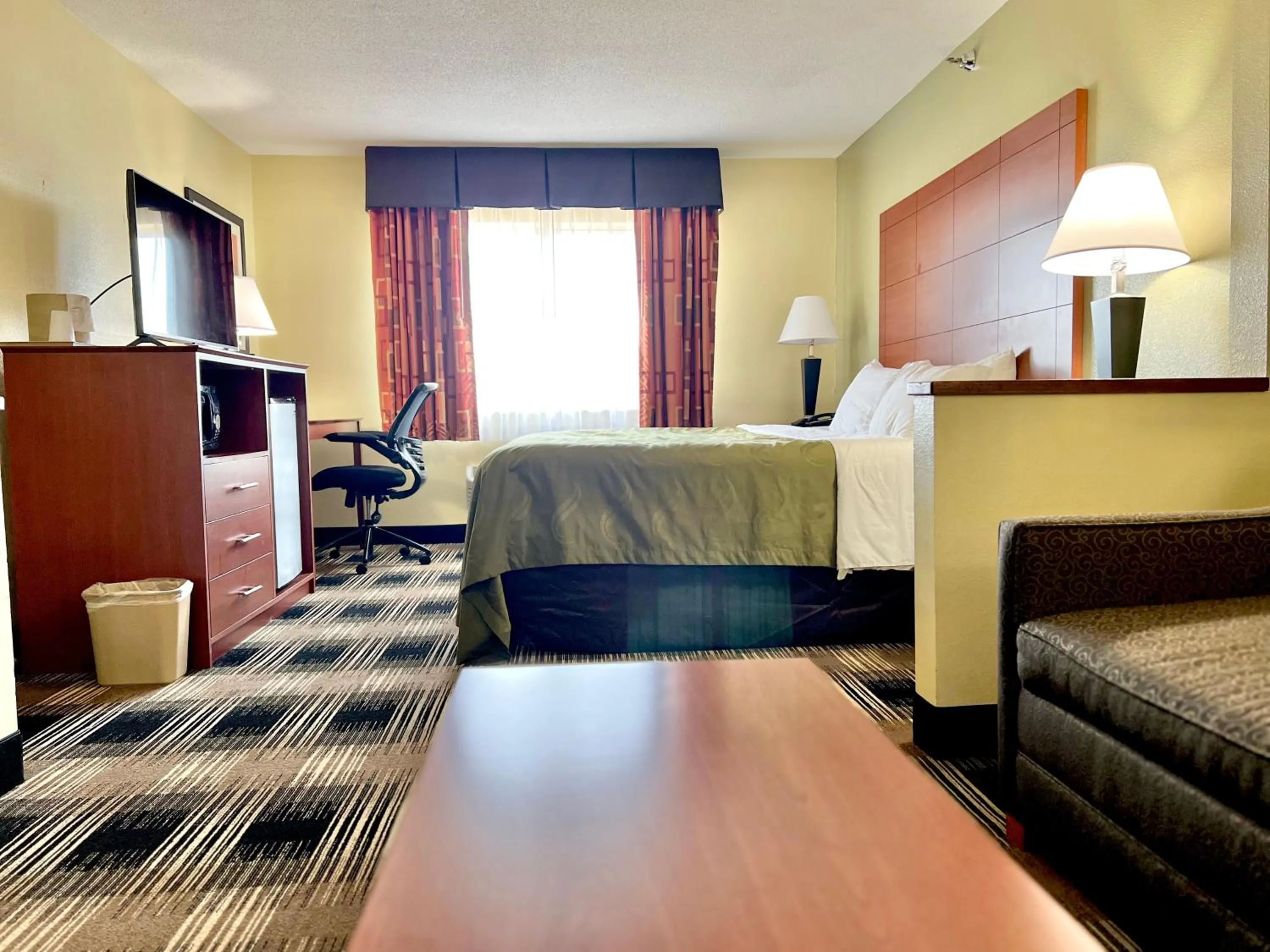 TV and multimedia, Bed in Quality Inn & Suites Wisconsin Dells Downtown - Waterparks Area