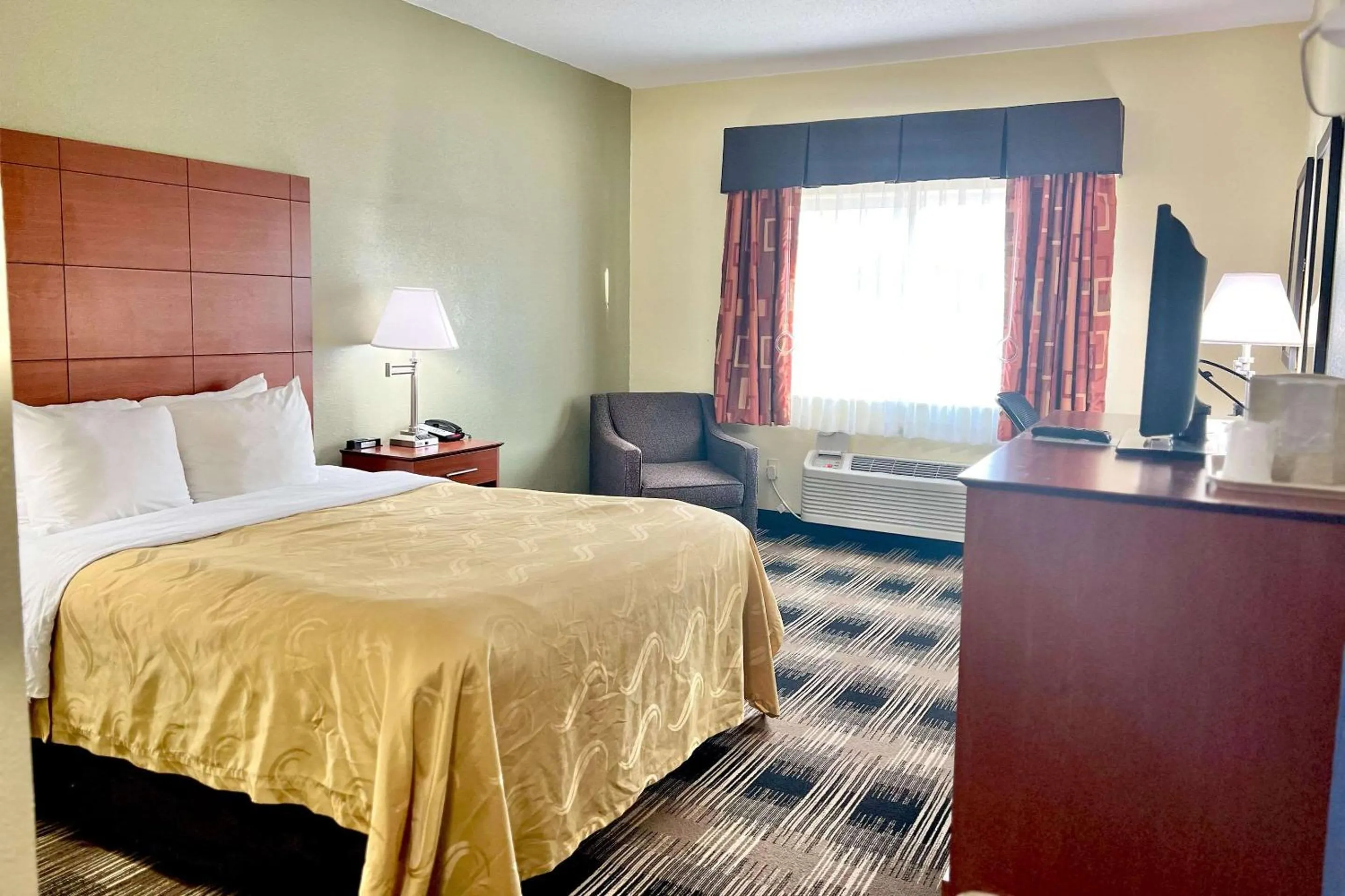 Bedroom, Bed in Quality Inn & Suites Wisconsin Dells Downtown - Waterparks Area