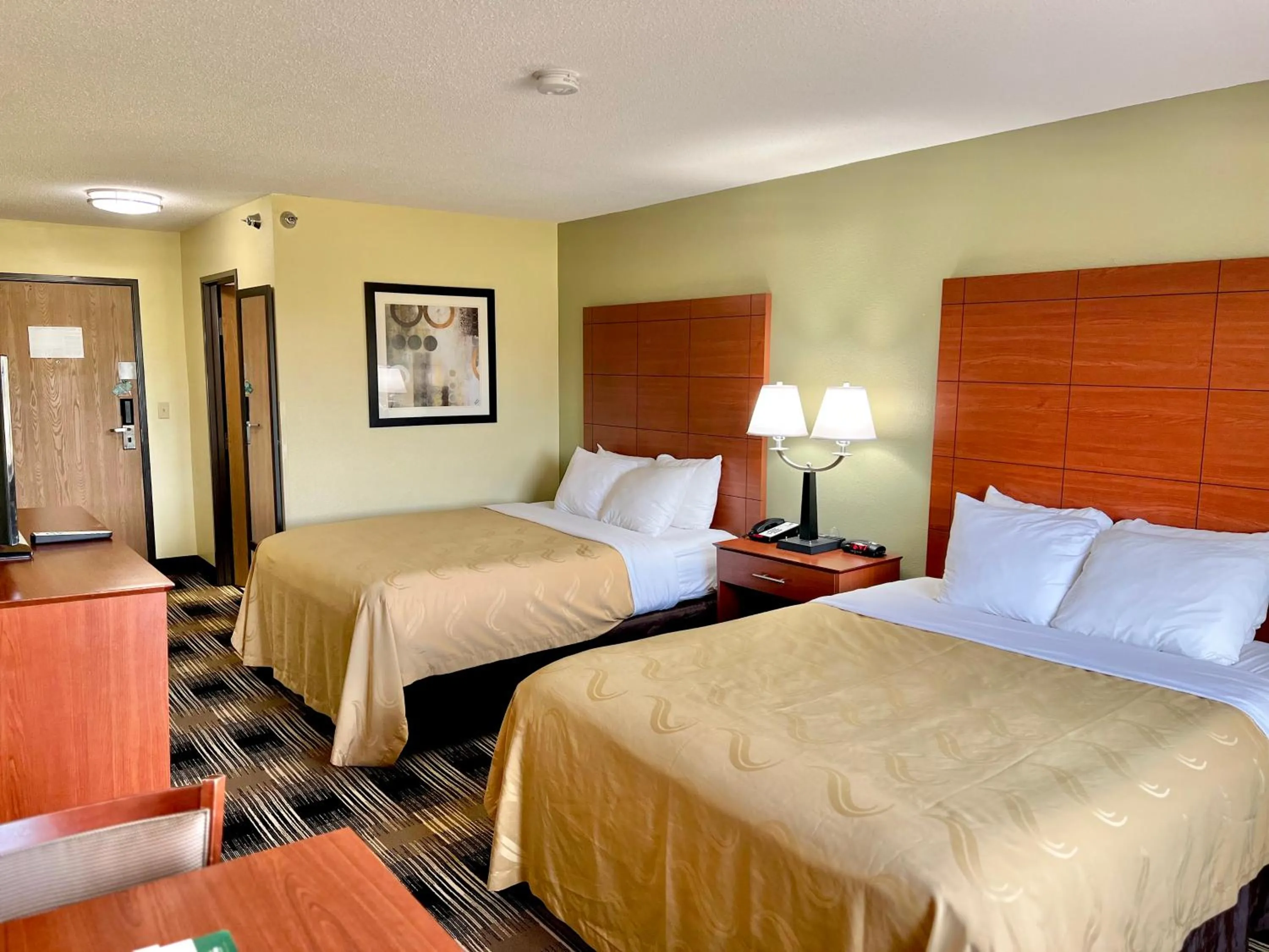 Toilet, Bed in Quality Inn & Suites Wisconsin Dells Downtown - Waterparks Area
