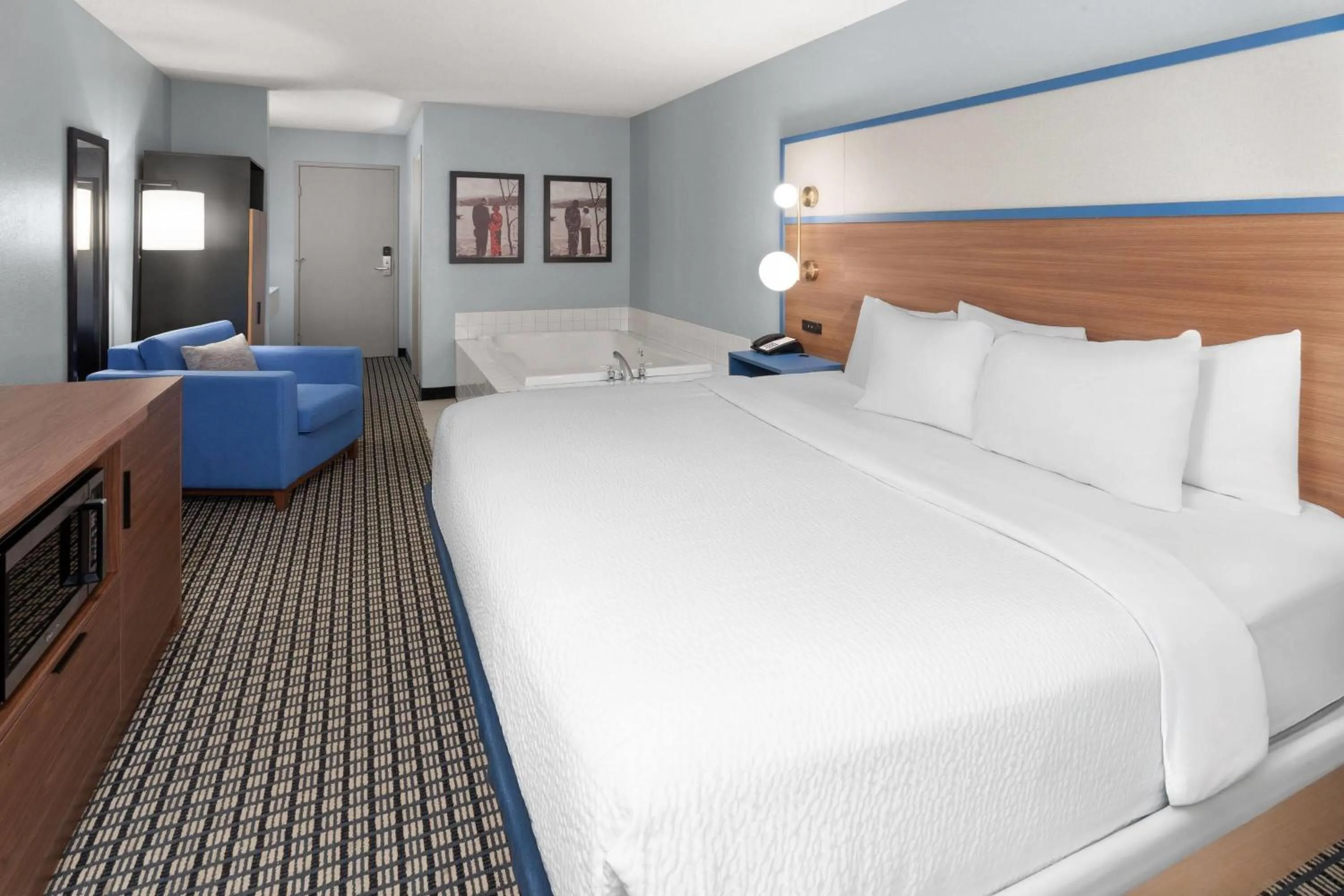 Bath, Bed in AmericInn by Wyndham Reedsburg