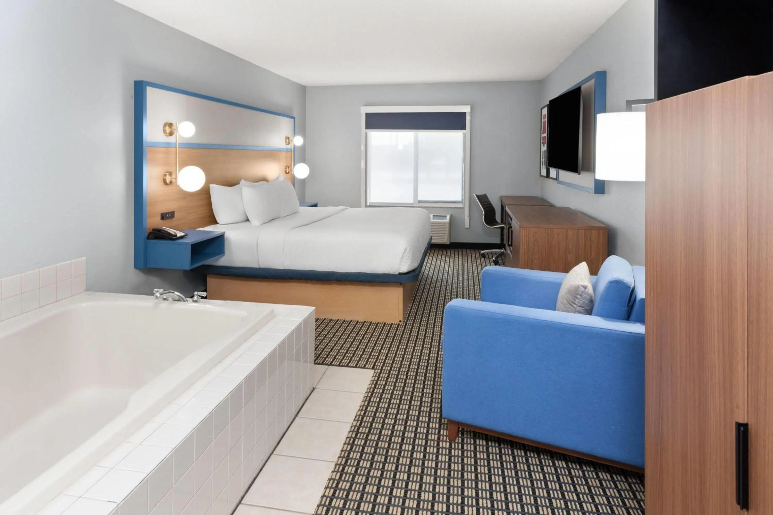 Bath, Bed in AmericInn by Wyndham Reedsburg