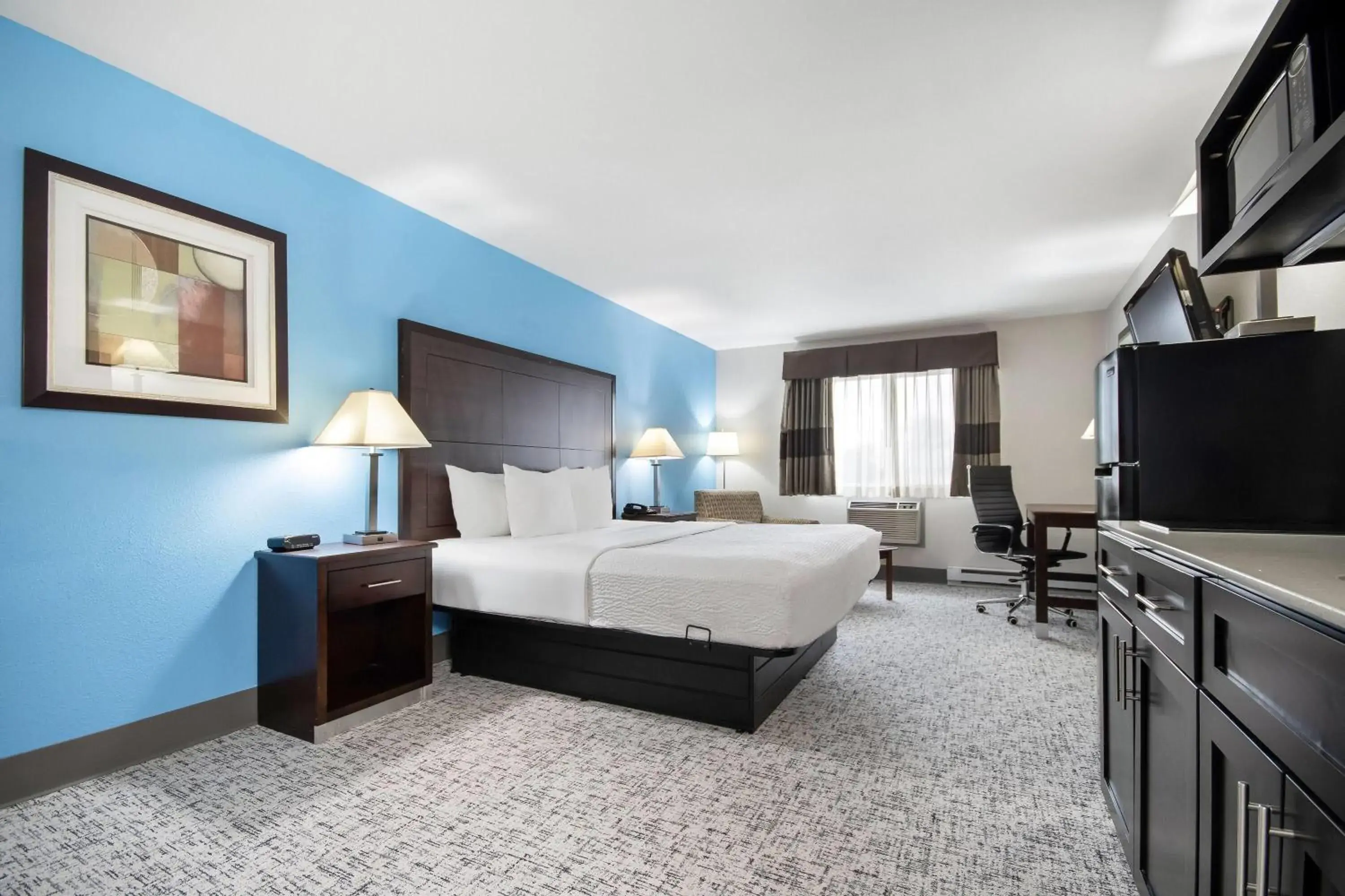 King Room with One King Bed and Kitchen - Non-Smoking in Baymont by Wyndham Marinette King Room with One King Bed and Kitchen - Non-Smoking in Baymont by Wyndham Marinette