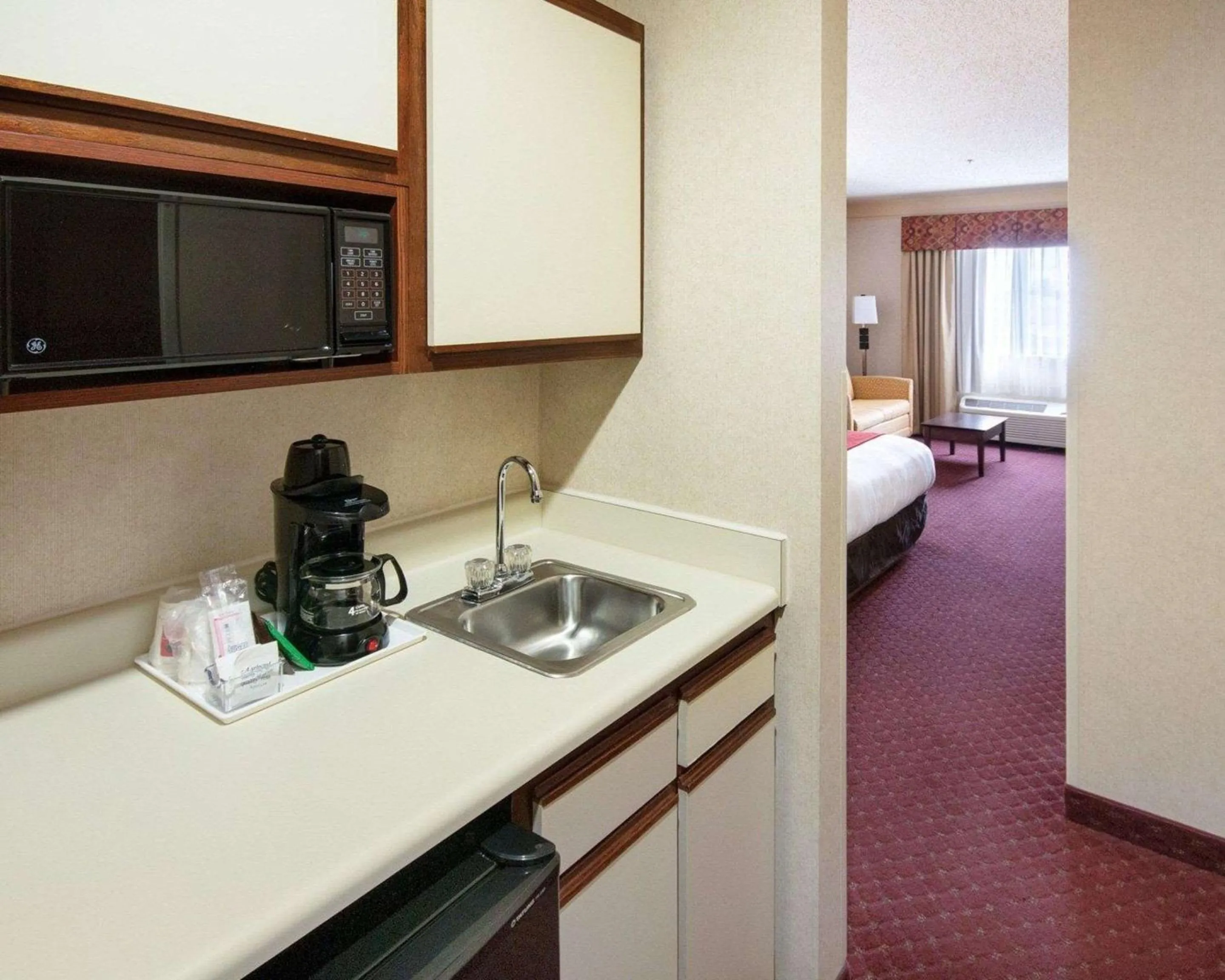 Bedroom, Bed in Comfort Suites Parkersburg South