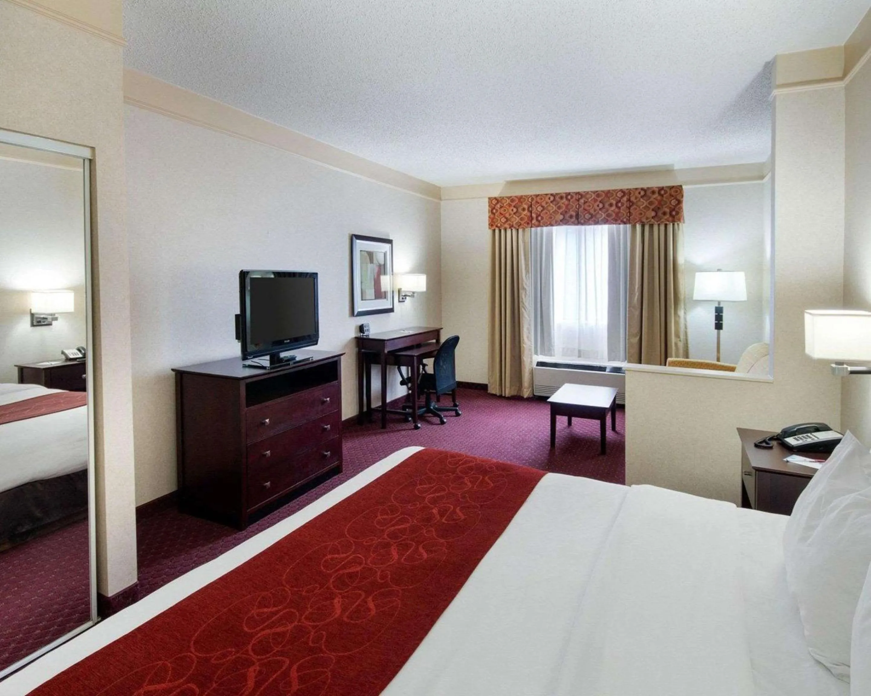 Bedroom, Bed in Comfort Suites Parkersburg South