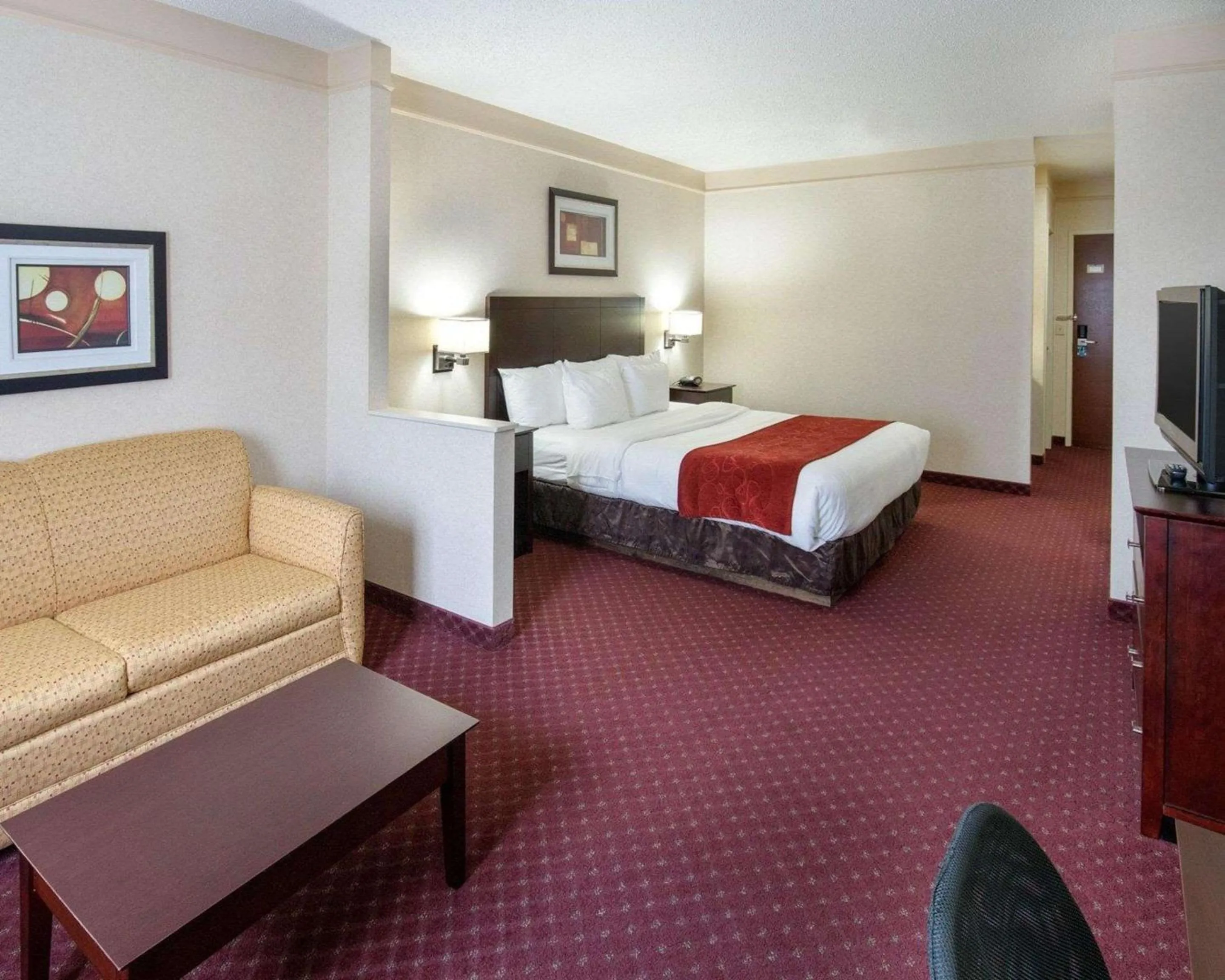 Bedroom, Bed in Comfort Suites Parkersburg South