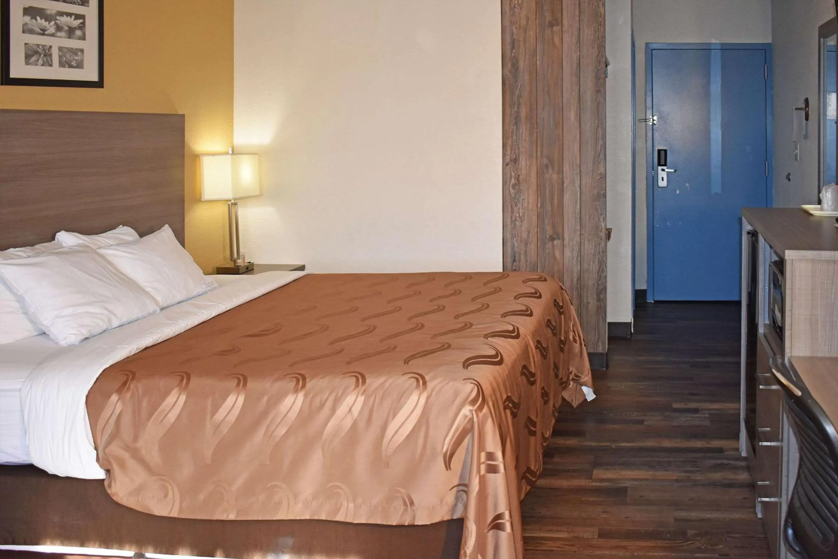 Photo of the whole room, Bed in Quality Inn & Suites Kearneysville - Martinsburg