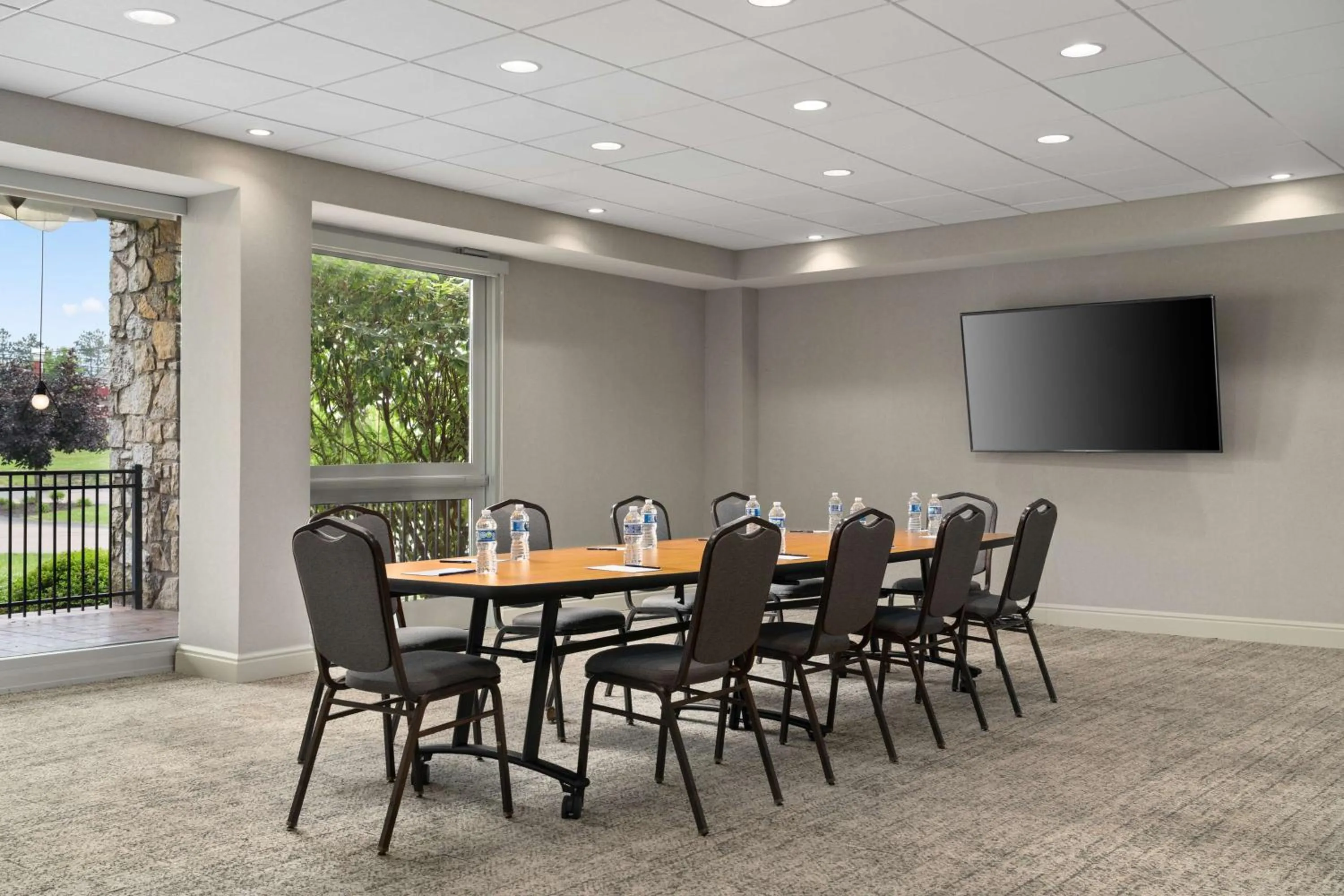 Bedroom in DoubleTree by Hilton Pittsburgh Airport