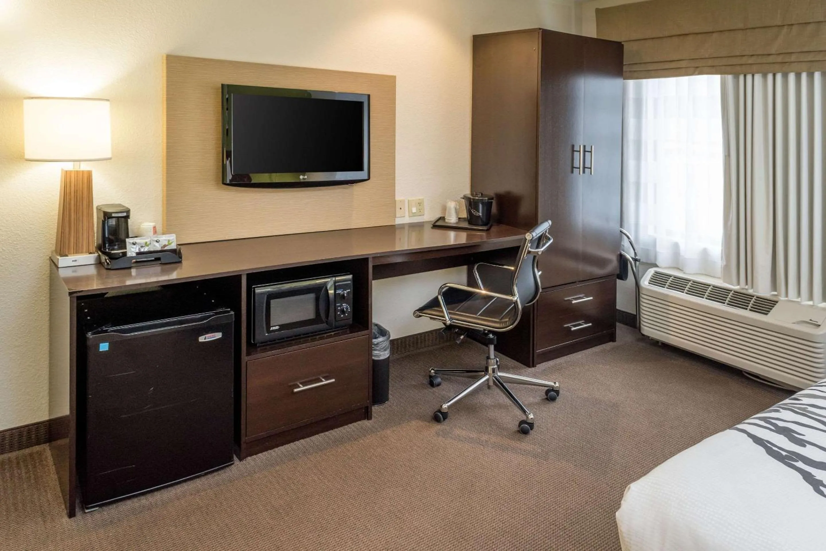 Photo of the whole room, Bed in Sleep Inn & Suites Cross Lanes - South Charleston