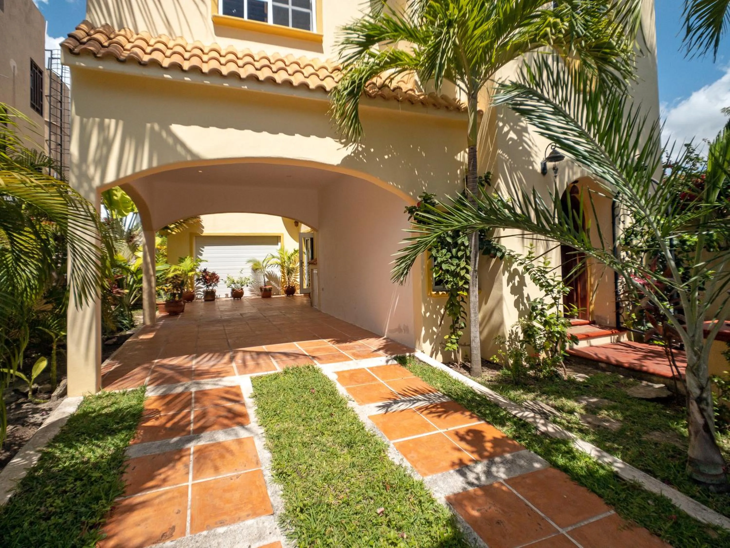 Lobby or reception in Casa Zarah - Hacienda Family Home - Pool and 2-Block to Beach