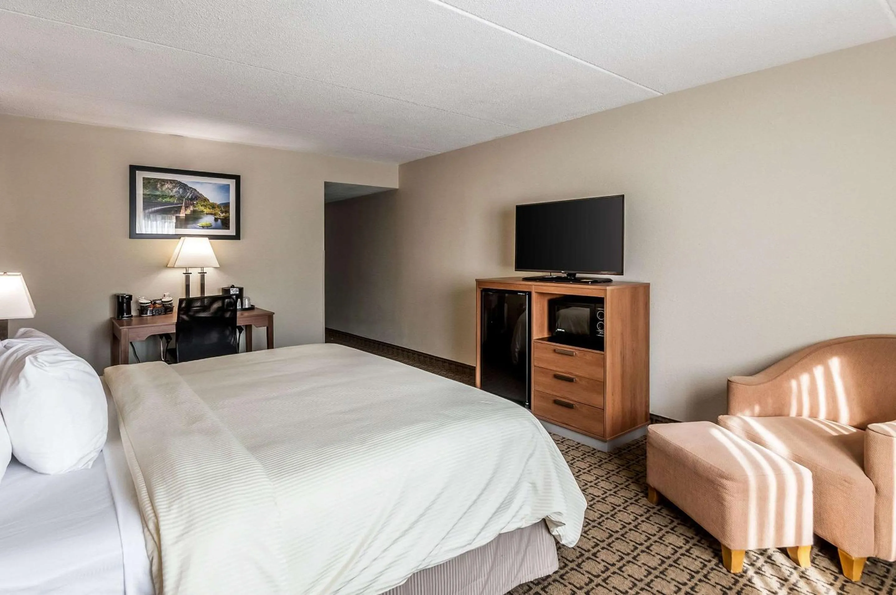 Bedroom, Bed in Clarion Inn Harpers Ferry-Charles Town