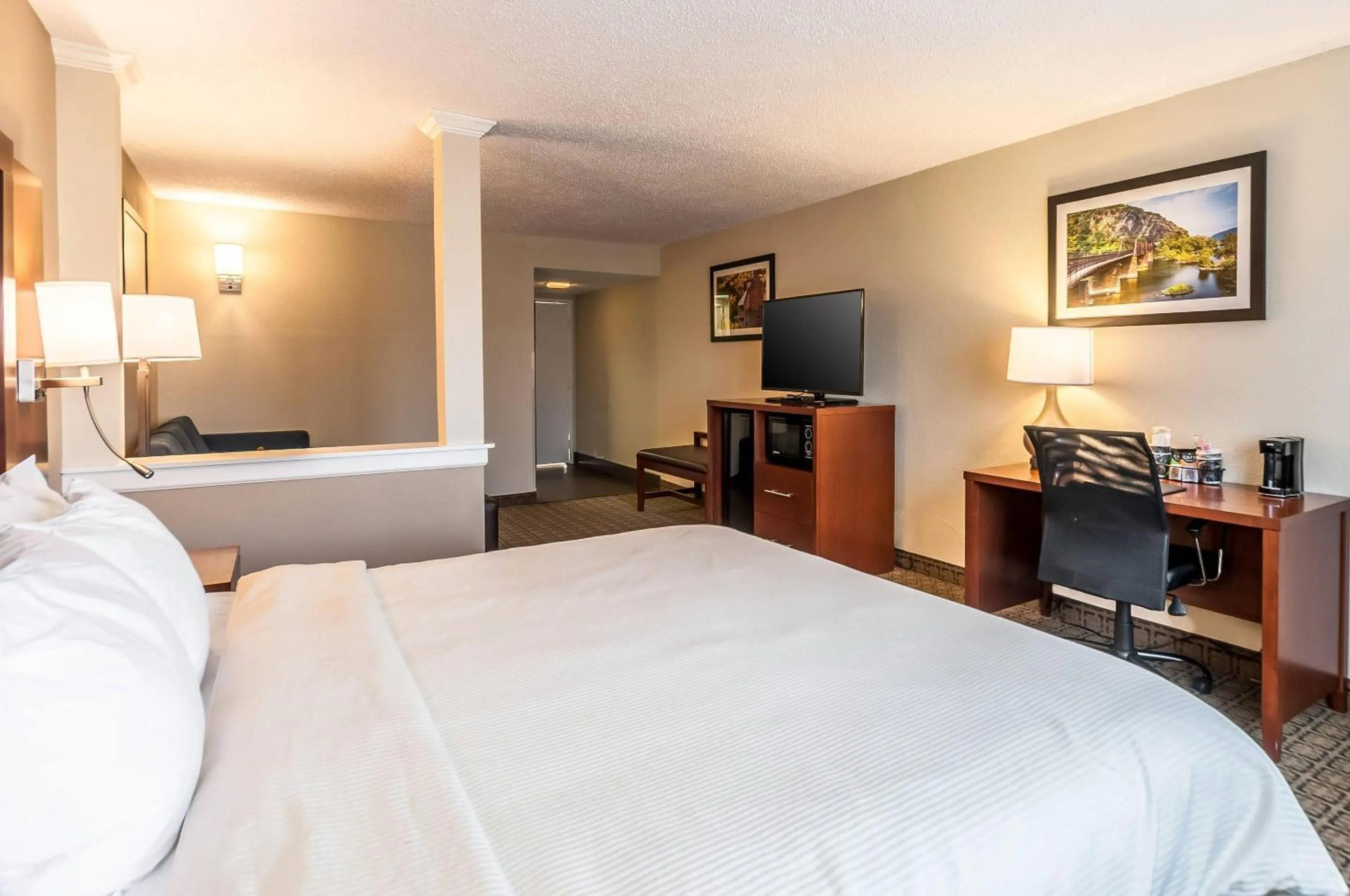 Bedroom, Bed in Clarion Inn Harpers Ferry-Charles Town