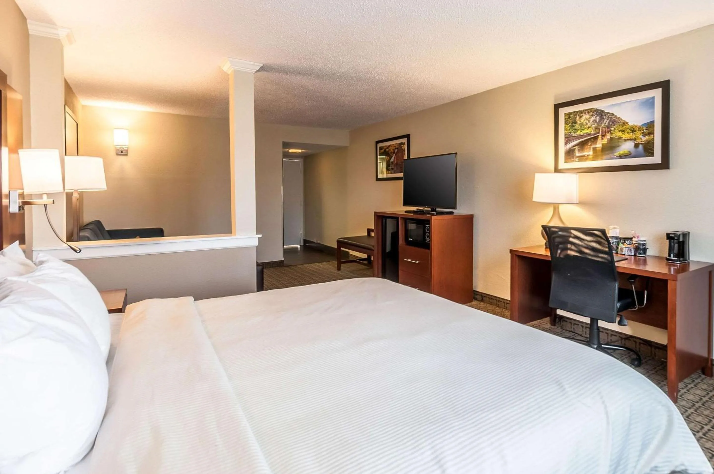 Bedroom, Bed in Clarion Inn Harpers Ferry-Charles Town