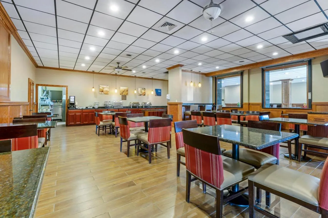 Breakfast in Comfort Inn & Suites Triadelphia - Wheeling
