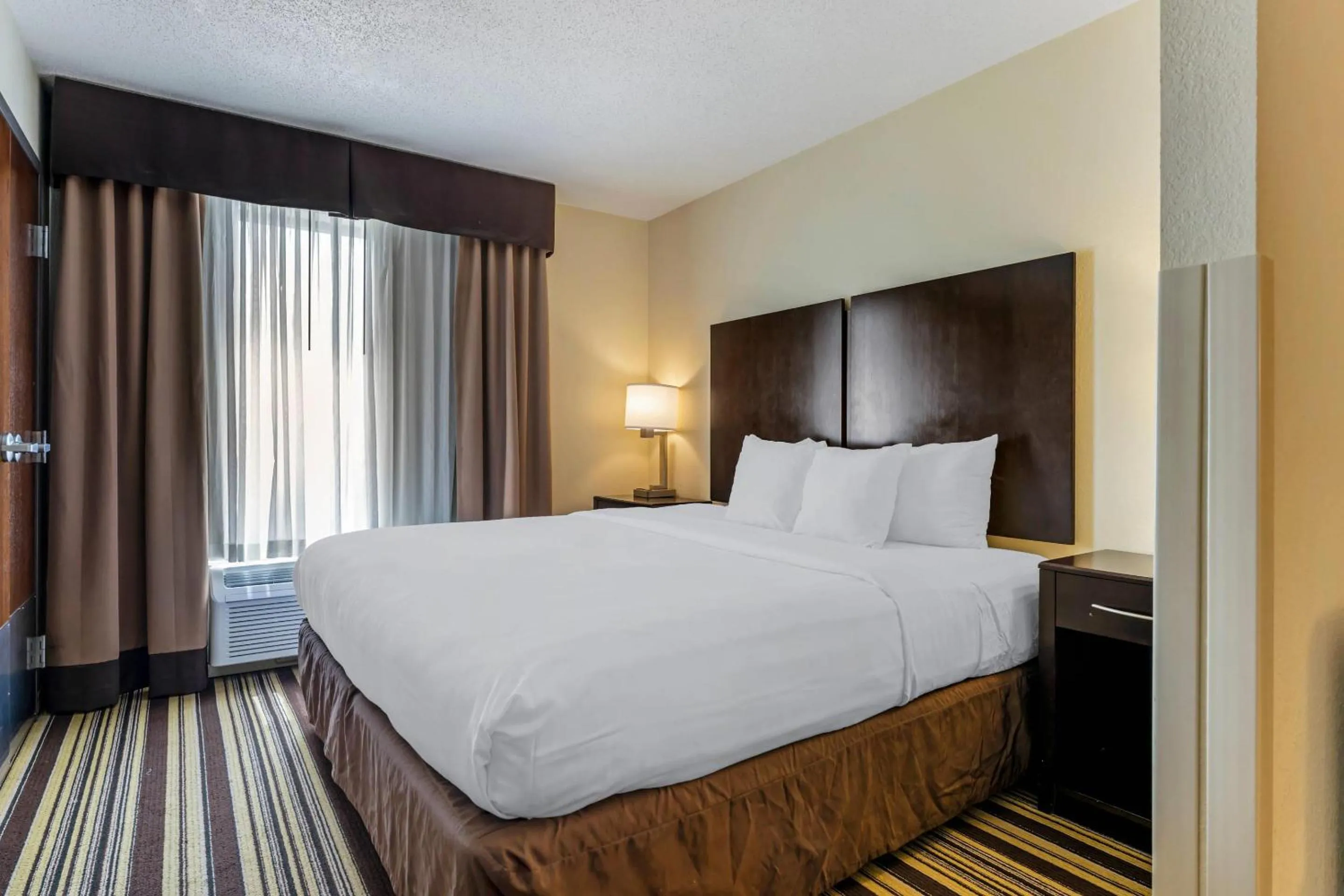 Bedroom, Bed in Comfort Inn & Suites Triadelphia - Wheeling