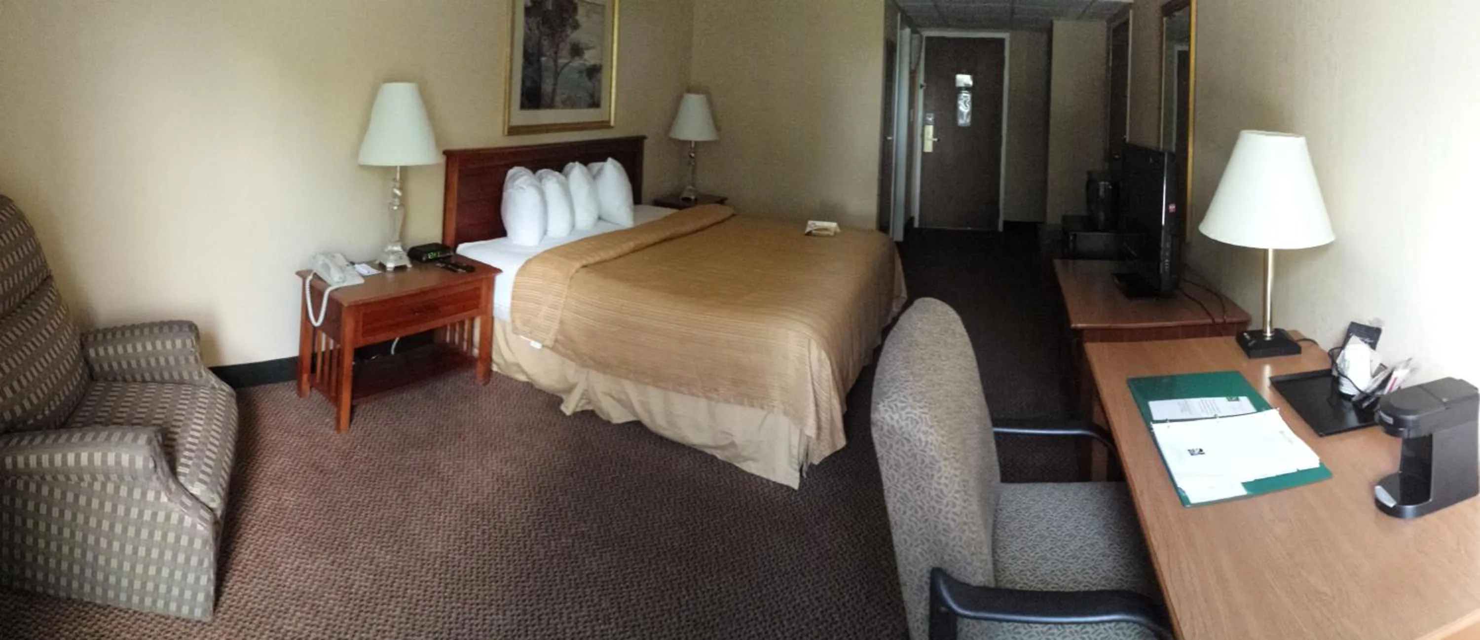 Photo of the whole room, Bed in Quality Hotel and Conference Center Bluefield
