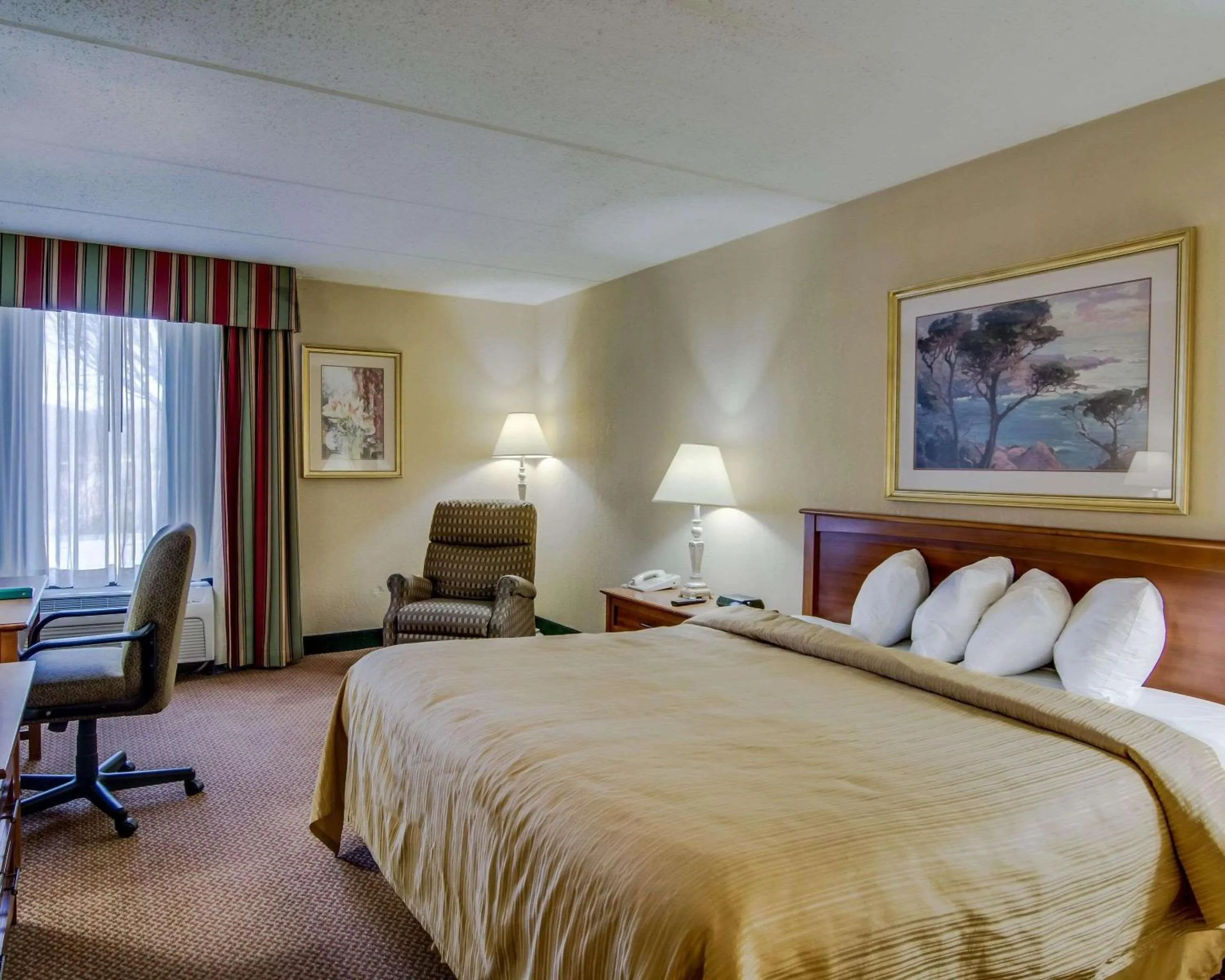 Bed in Quality Hotel and Conference Center Bluefield