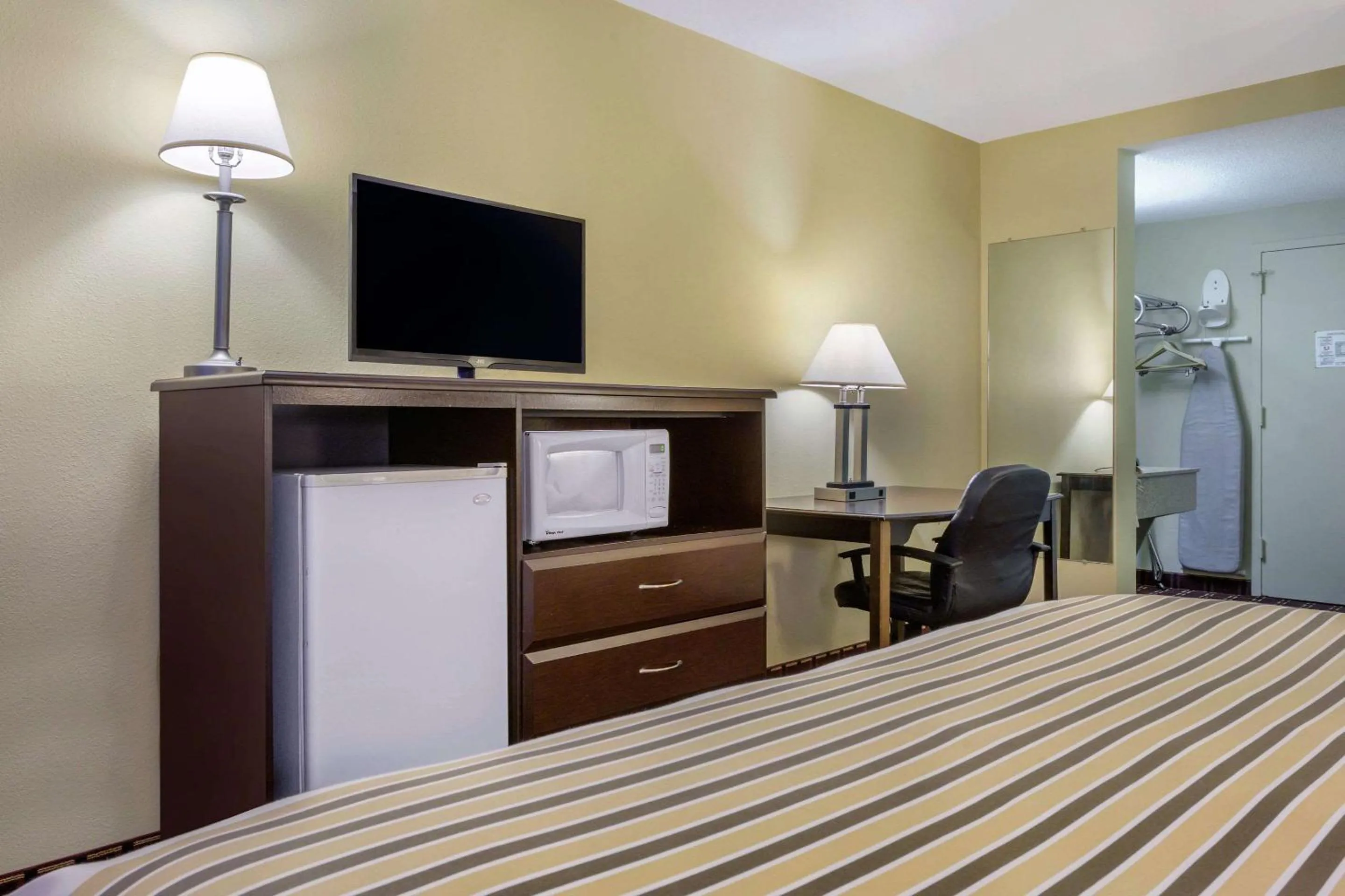 Photo of the whole room, Bed in Econo Lodge Inn & Suites Triadelphia - Wheeling