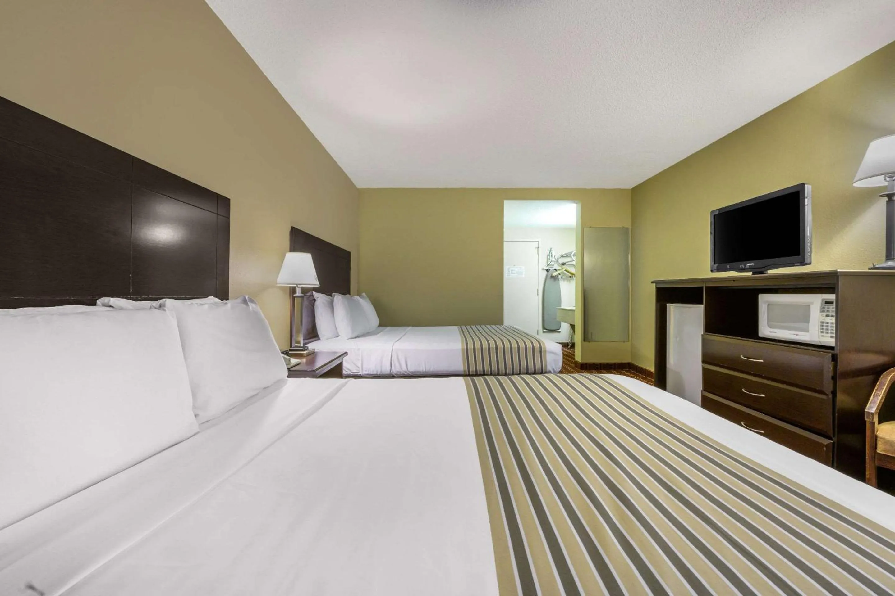 Photo of the whole room, Bed in Econo Lodge Inn & Suites Triadelphia - Wheeling