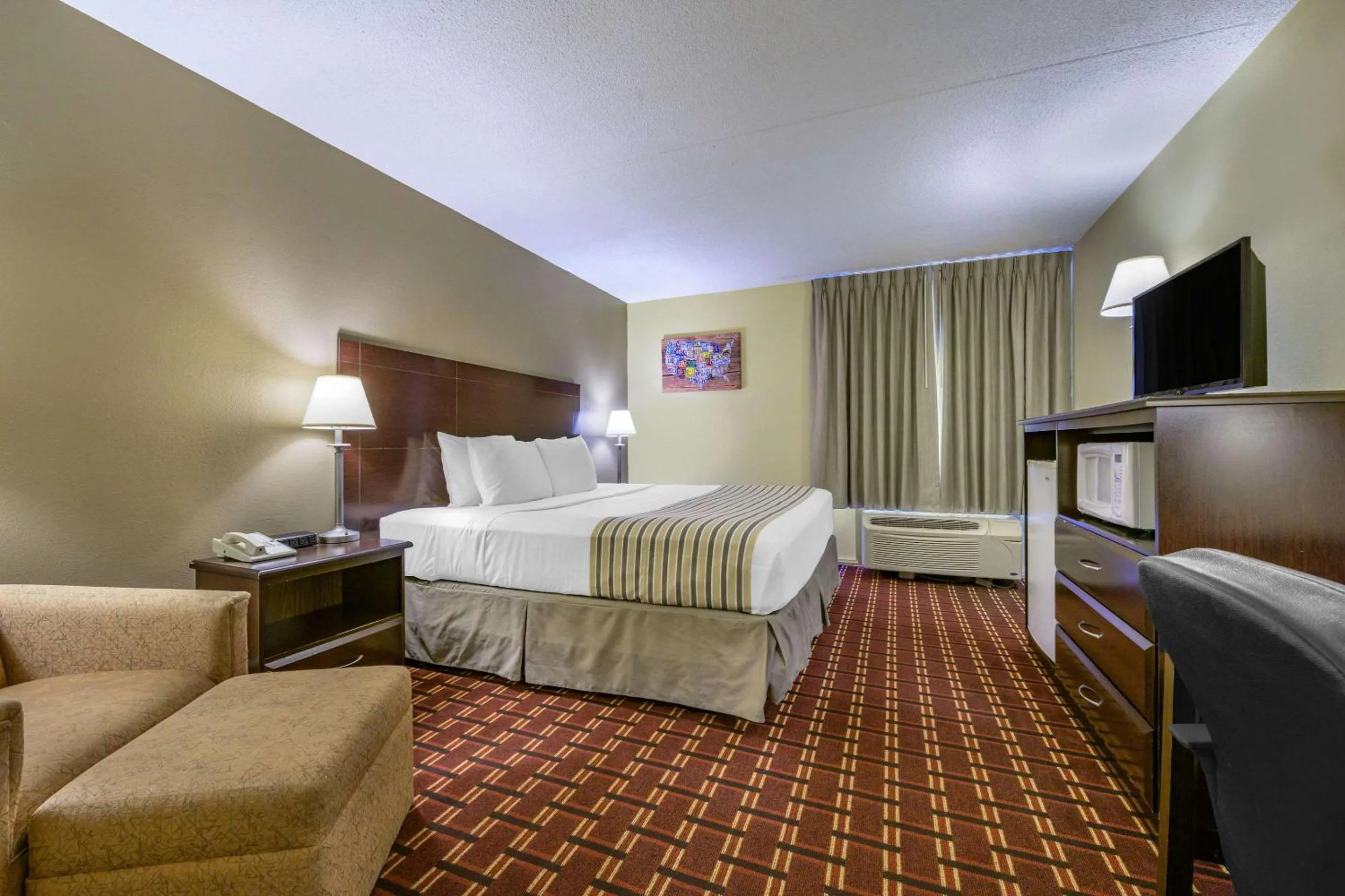 Photo of the whole room, Bed in Econo Lodge Inn & Suites Triadelphia - Wheeling