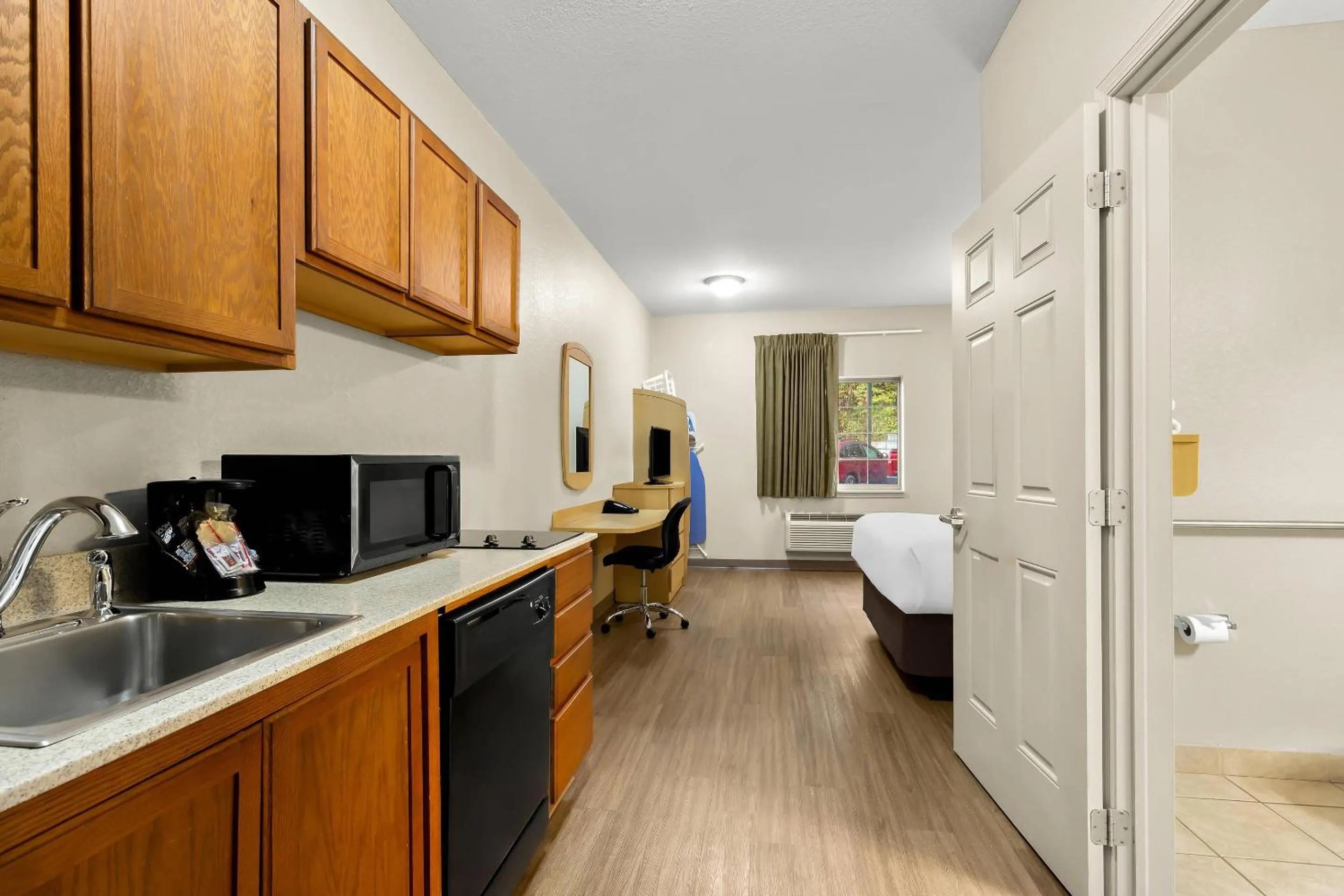 Bedroom, Bed in Suburban Studios Morgantown