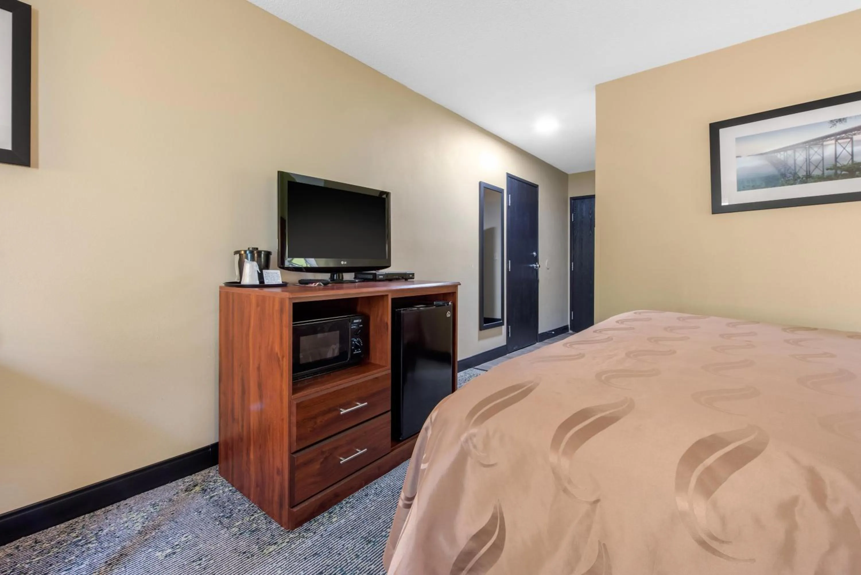 Bed in Quality Inn Morgantown