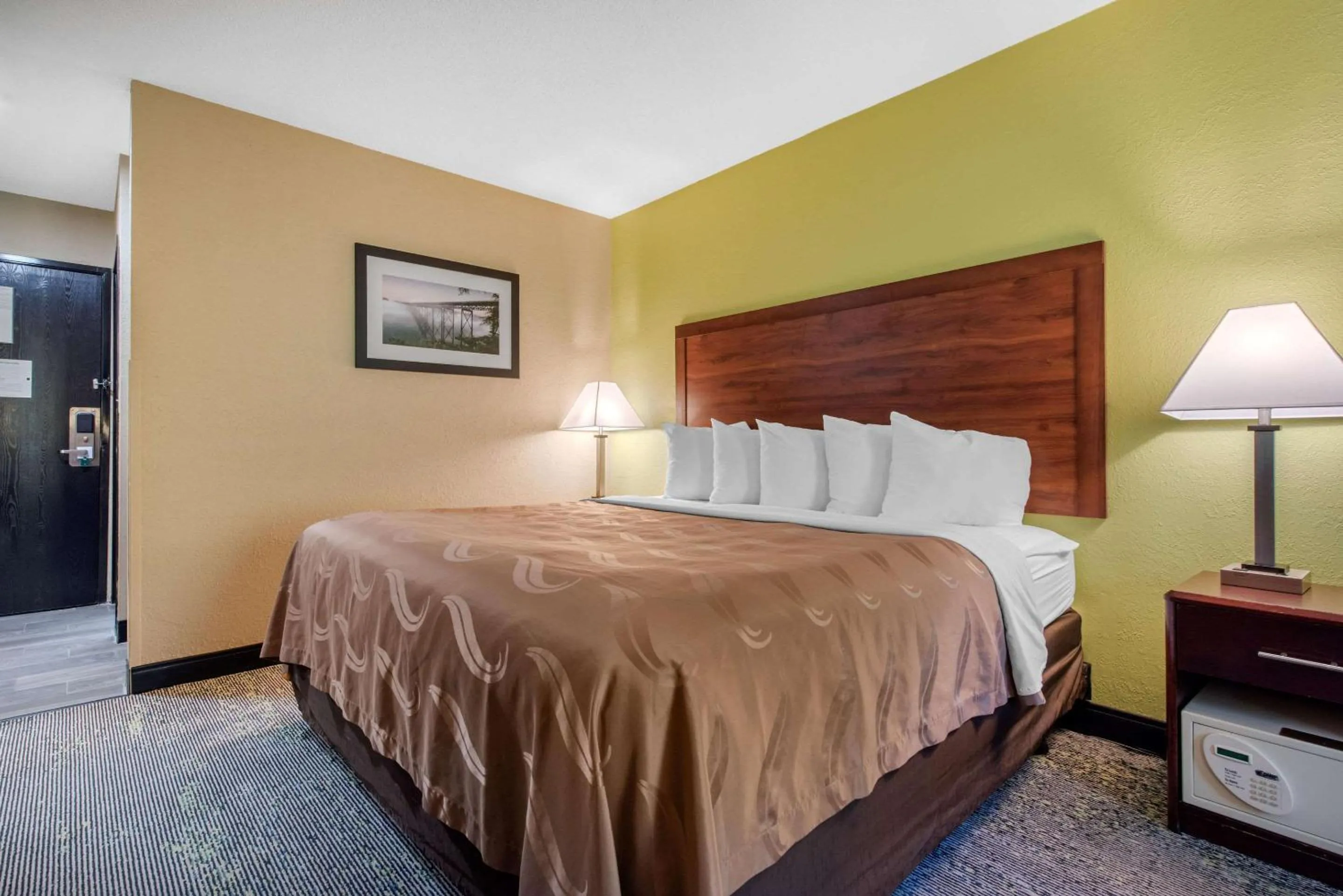 Photo of the whole room, Bed in Quality Inn Morgantown