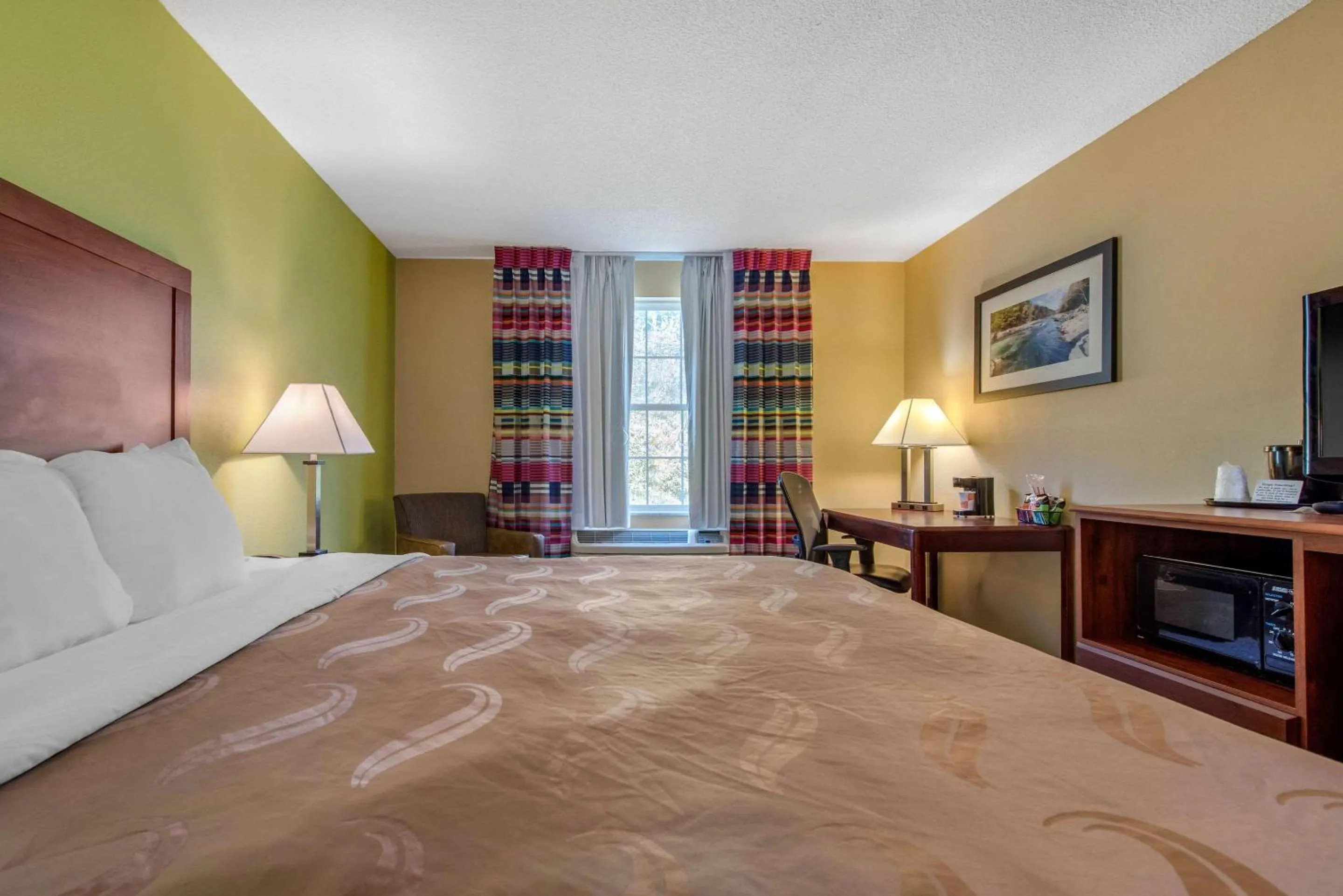 Photo of the whole room, Bed in Quality Inn Morgantown