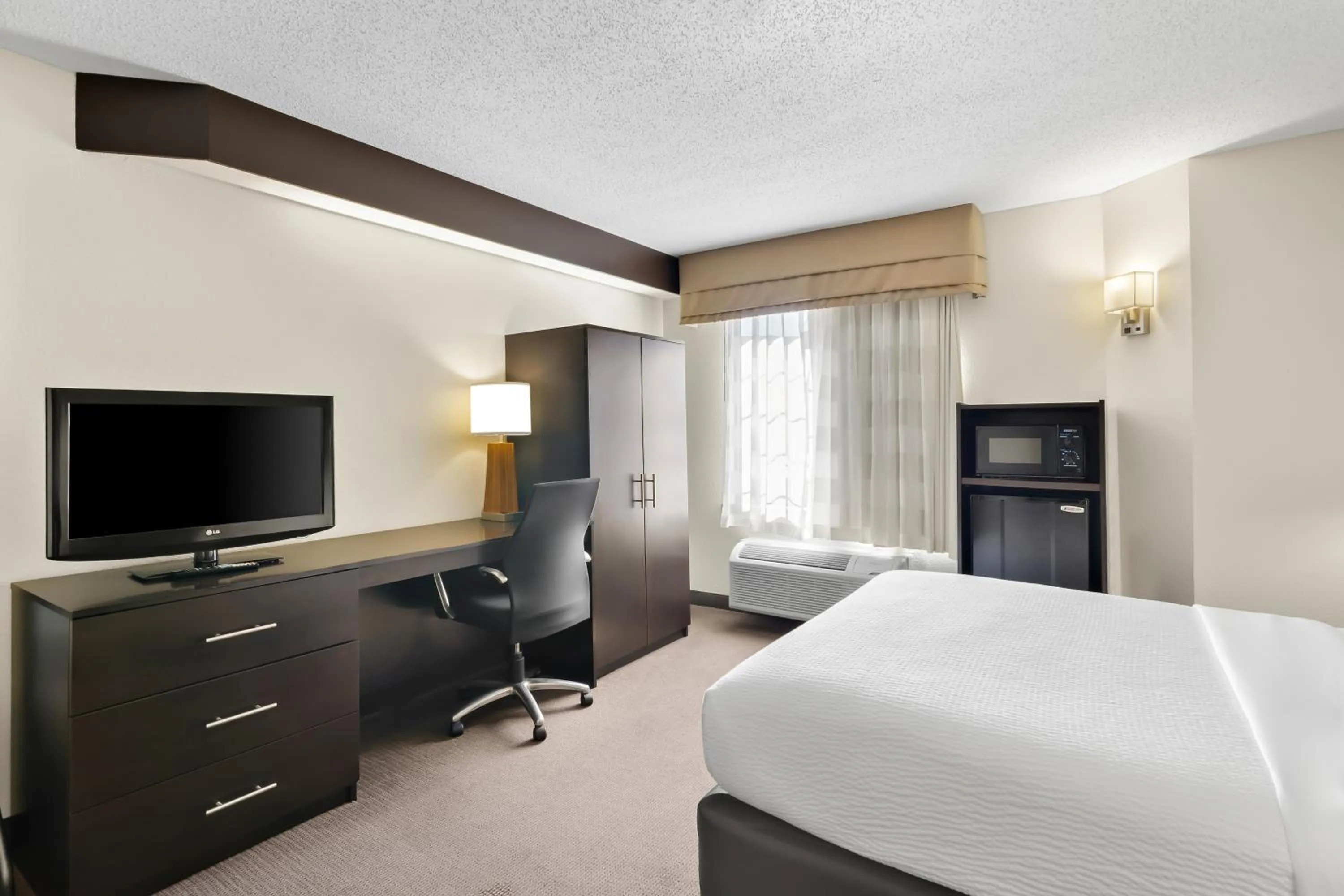 Photo of the whole room, Bed in Sleep Inn & Suites Princeton I-77