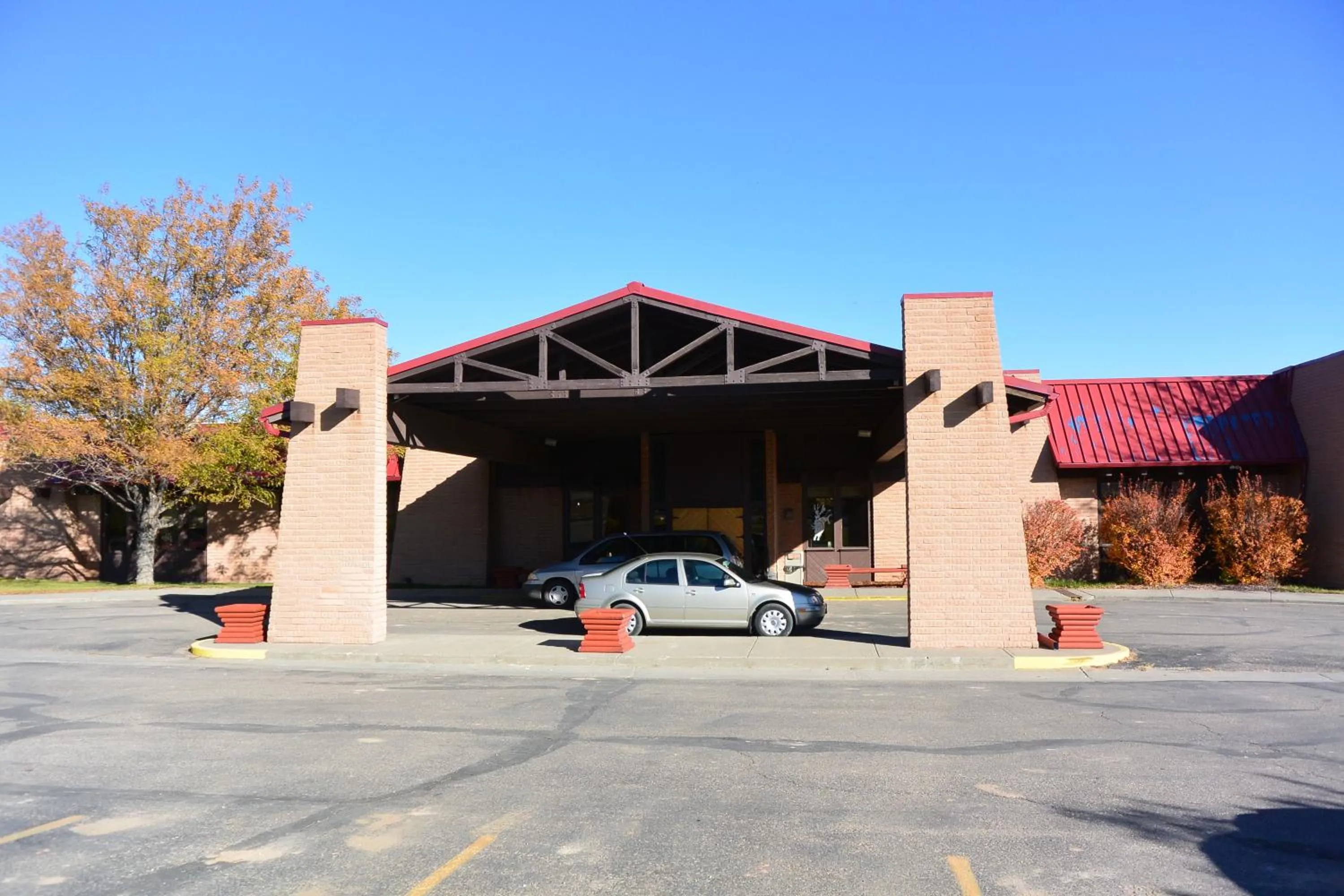 Facade/entrance in Douglas Inn and Conference Center