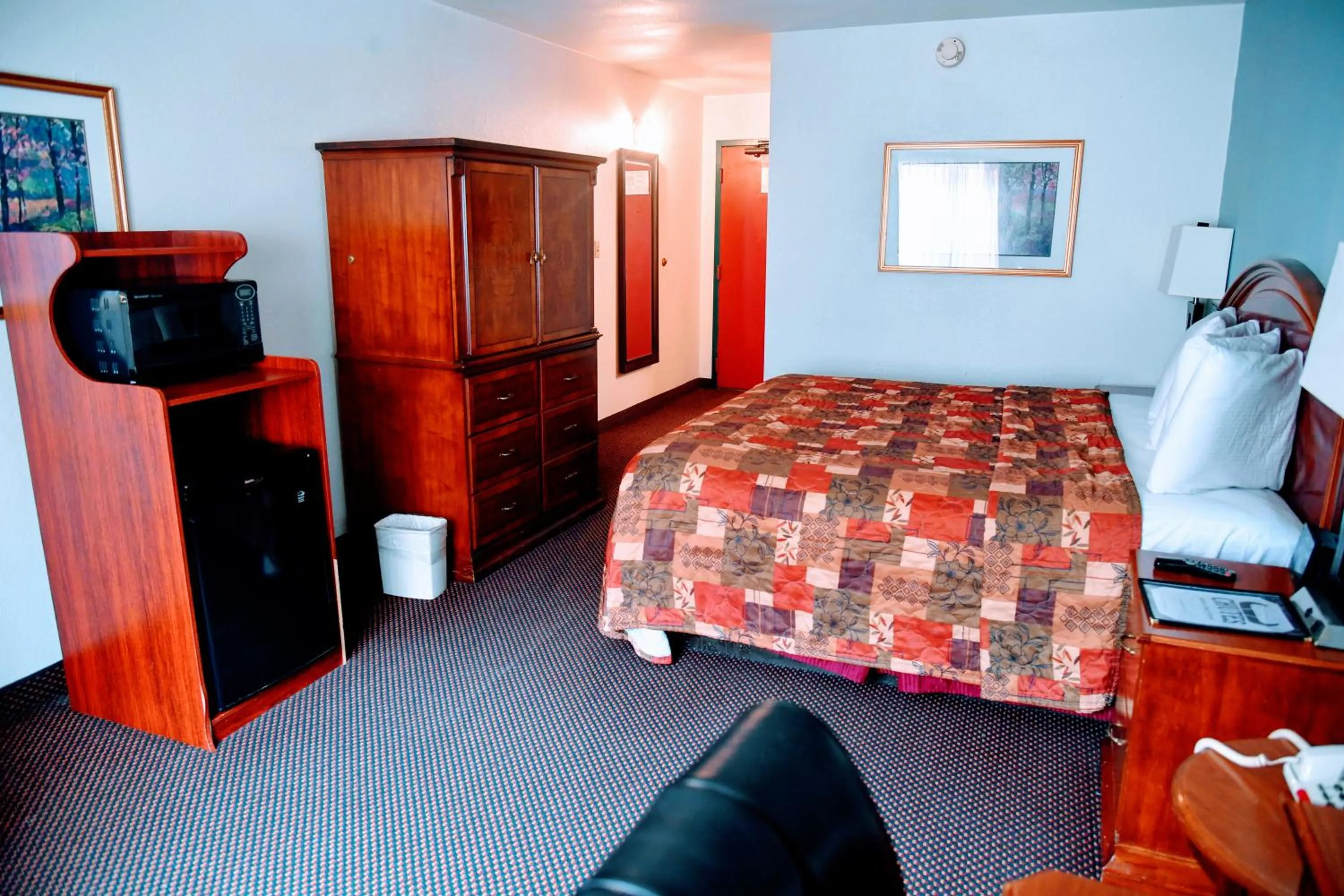 Bed in Douglas Inn and Conference Center