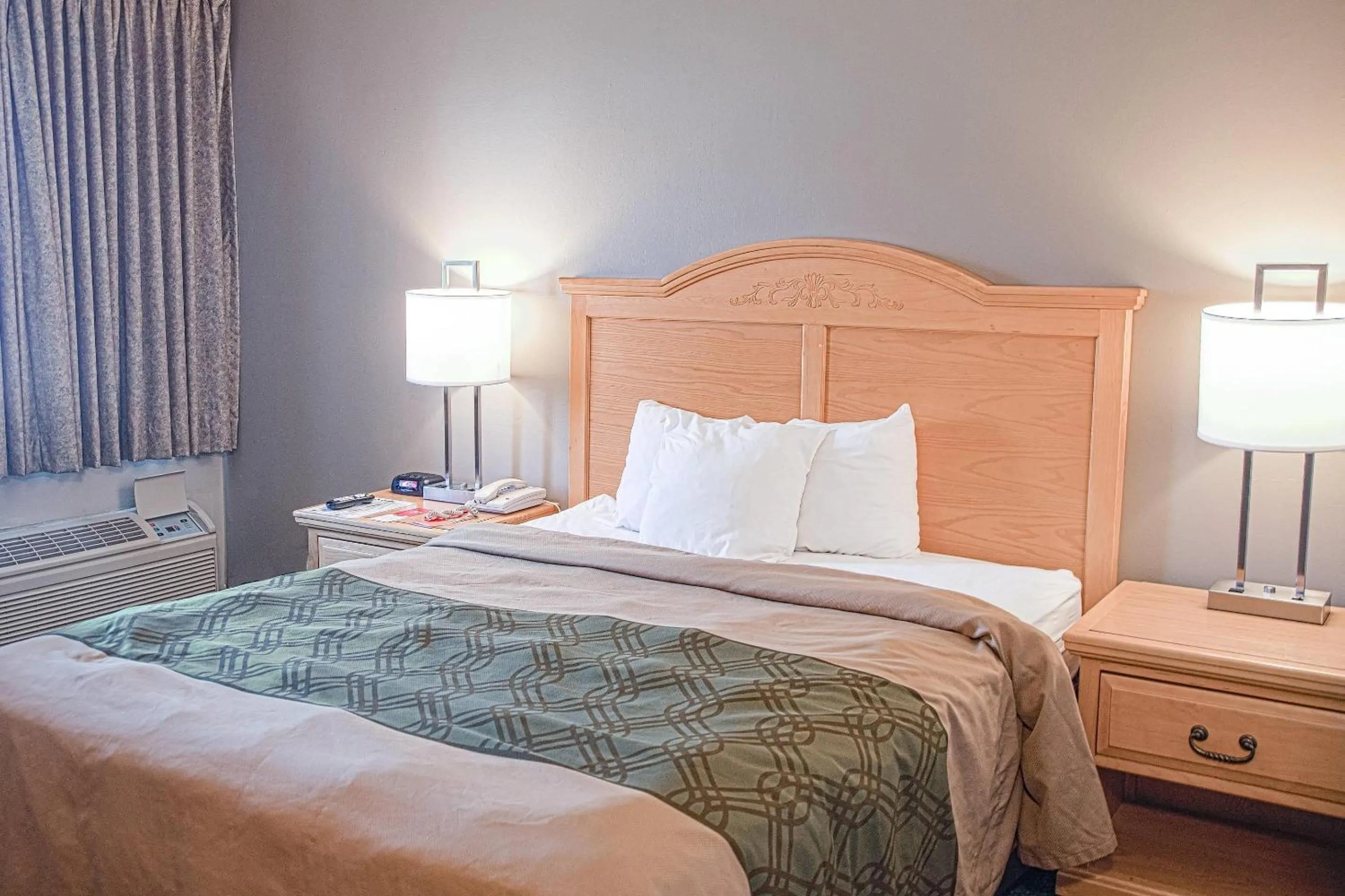 Bedroom, Bed in Econo Lodge Rawlins