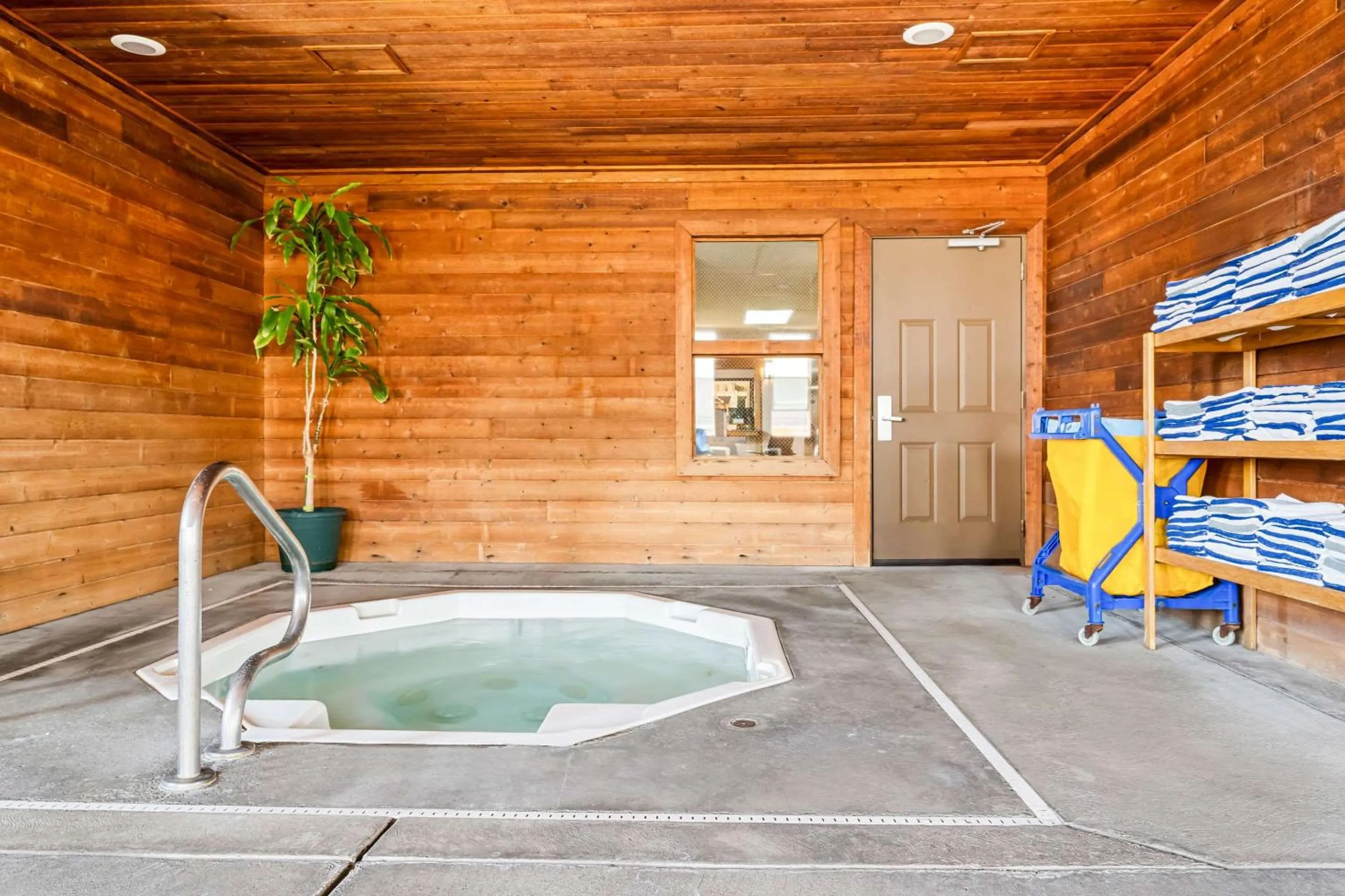 Swimming pool in Comfort Inn Worland Hwy 16 to Yellowstone