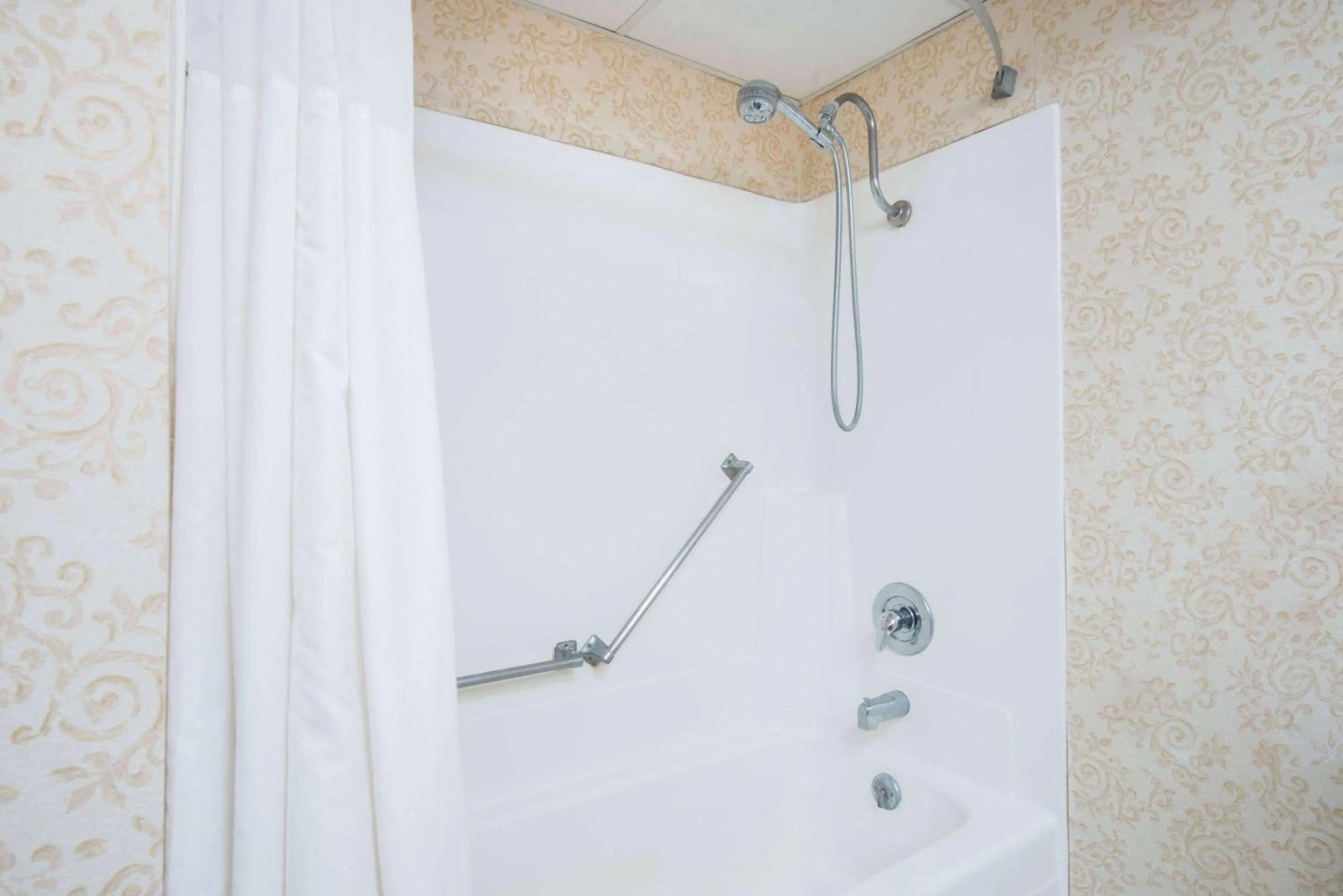 Bathroom in Red Lion Hotel Gillette