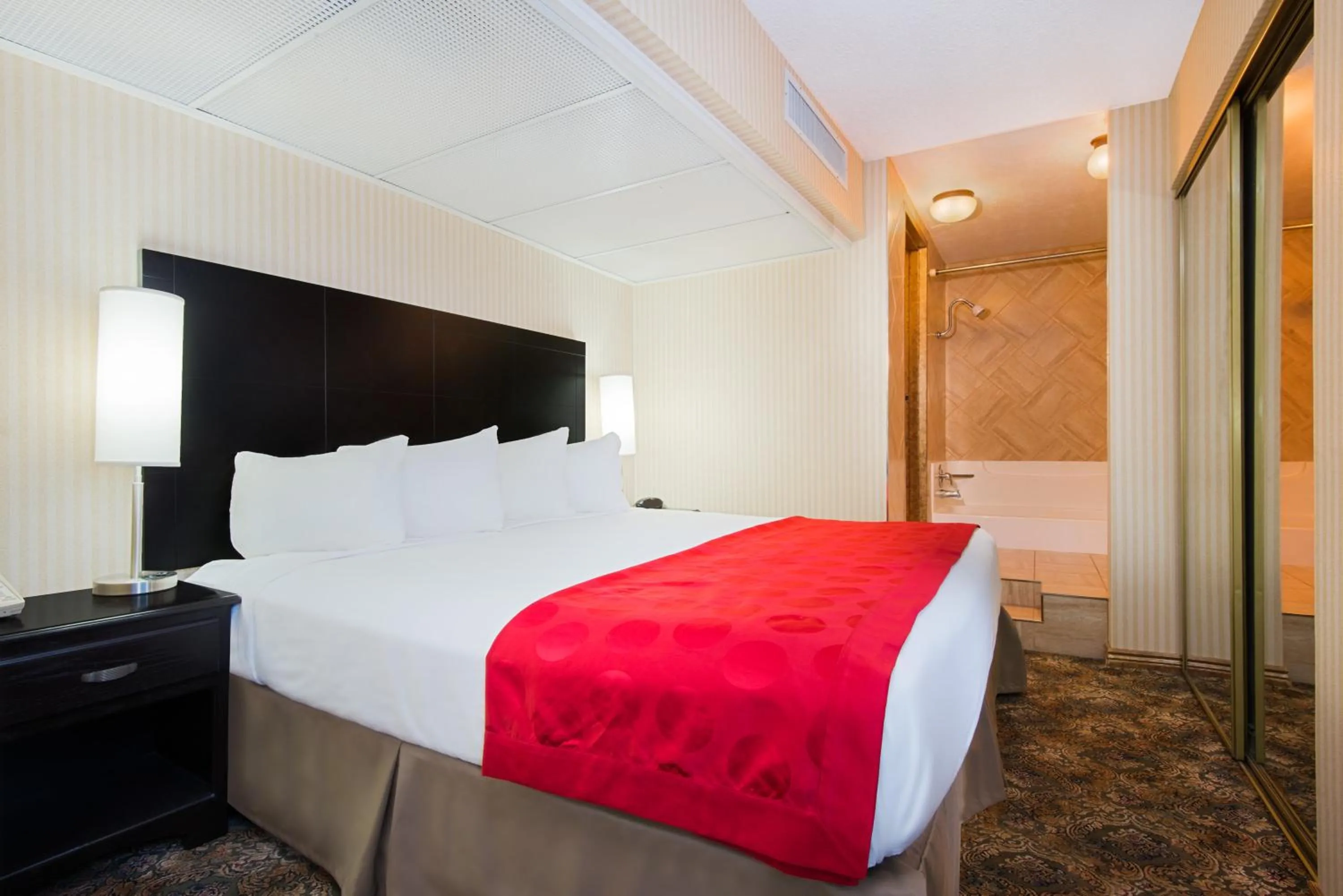 Shower, Bed in Red Lion Hotel Gillette