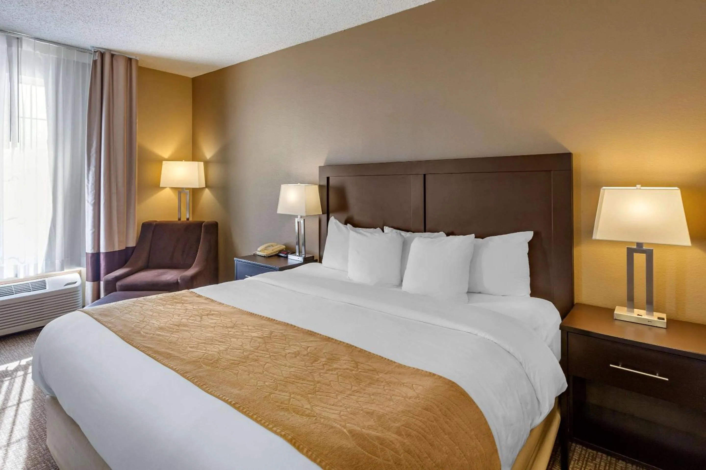 Photo of the whole room, Bed in Comfort Inn Evanston I-80