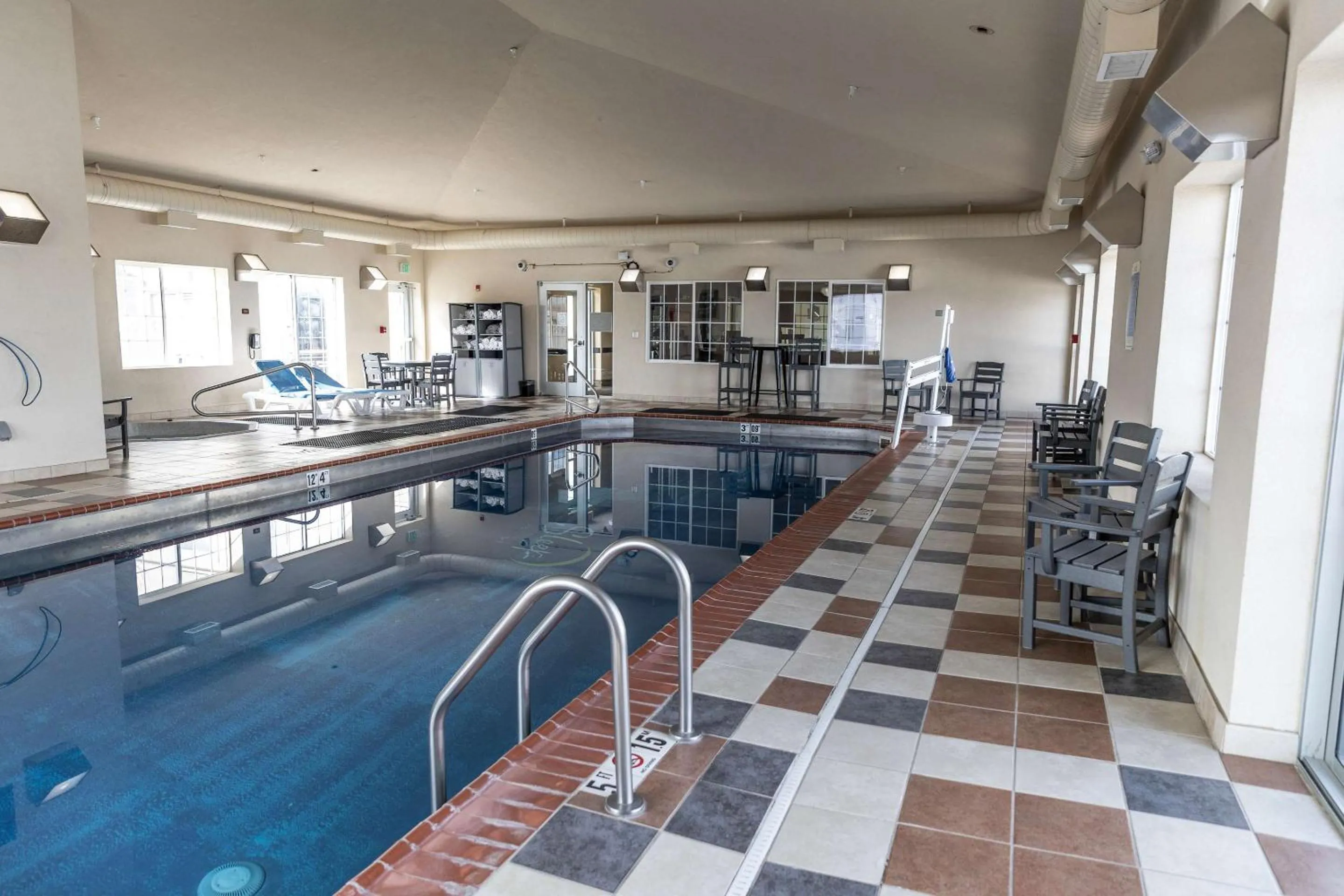 Swimming pool in Sleep Inn & Suites Evansville - Casper