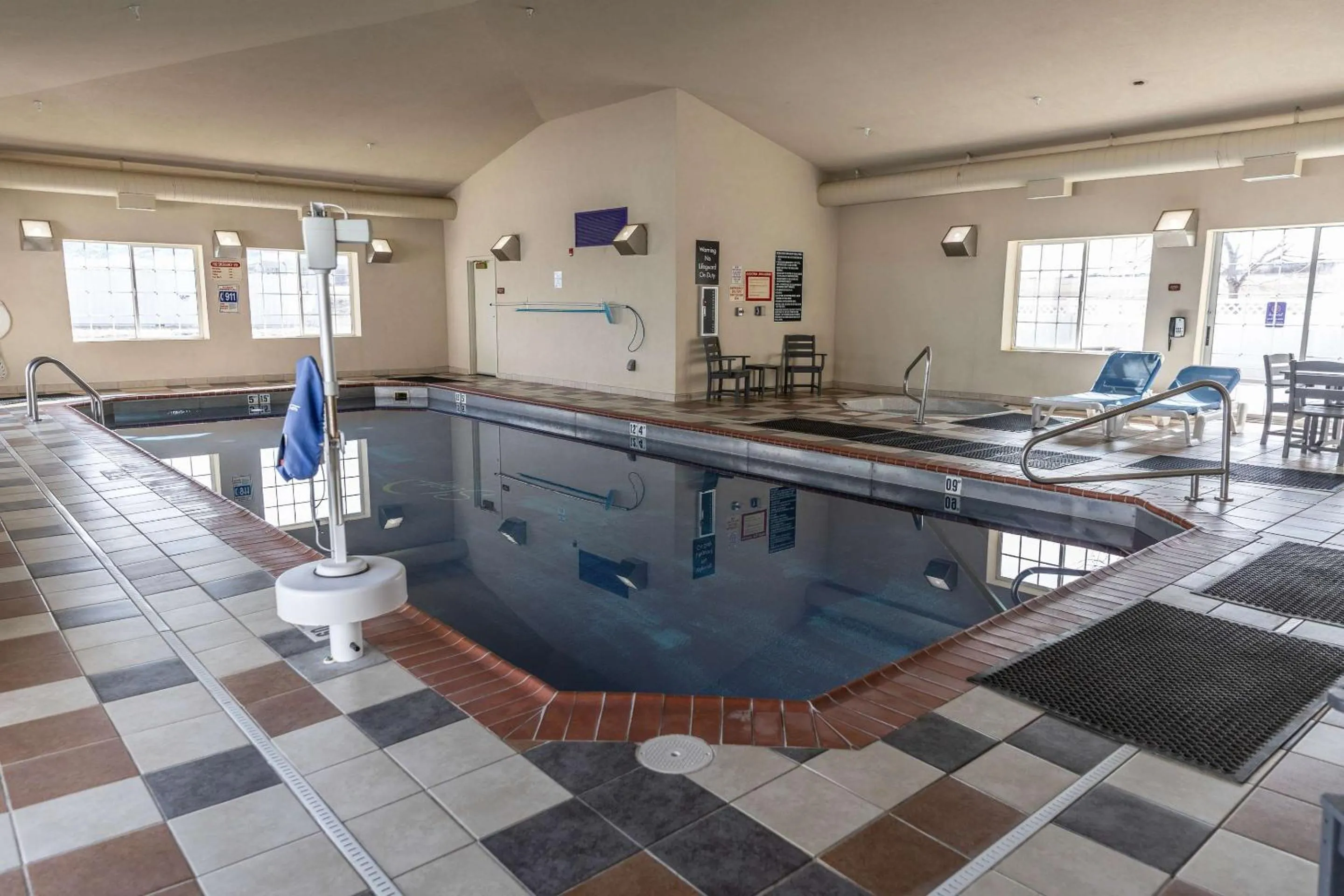 Swimming pool in Sleep Inn & Suites Evansville - Casper