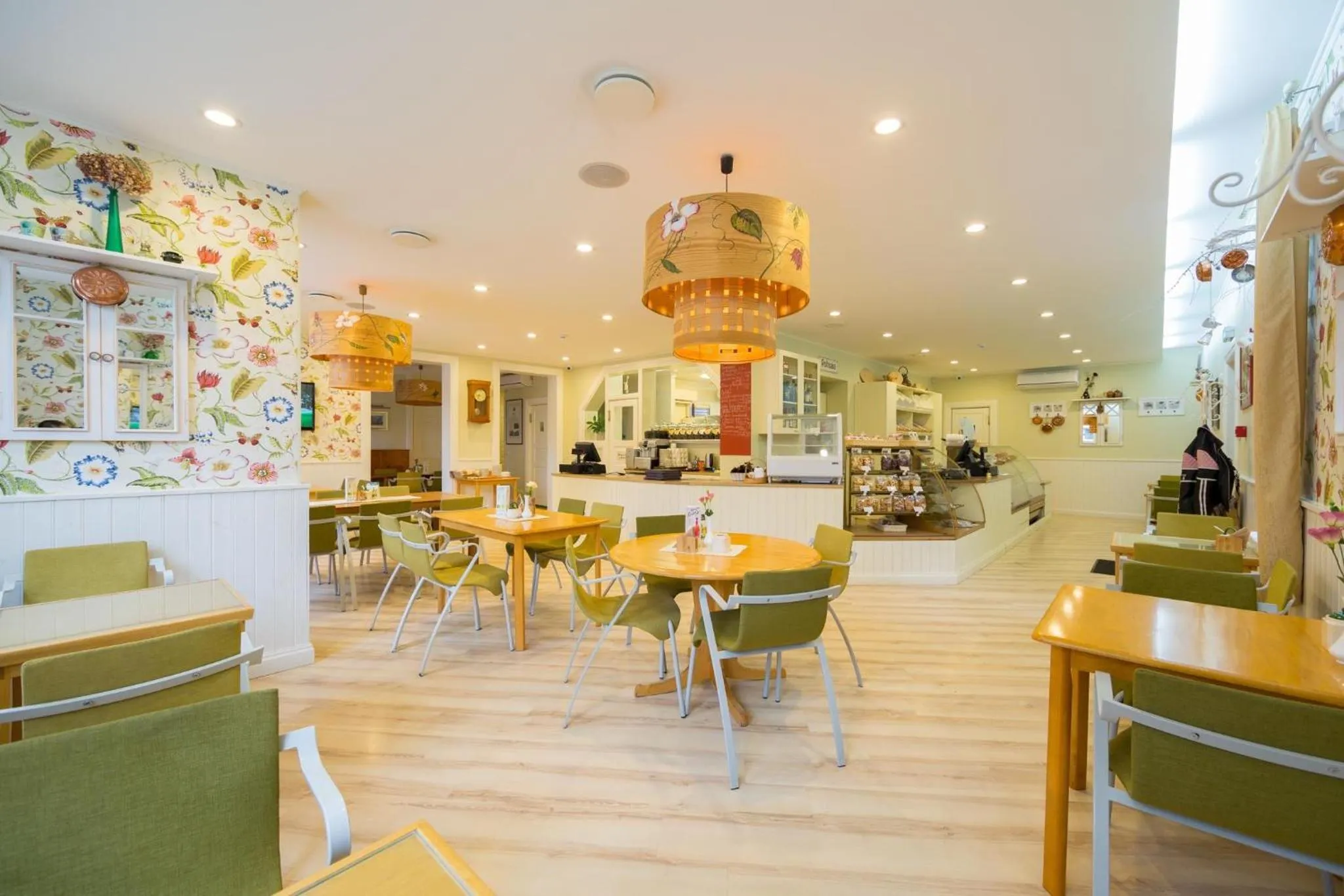 Restaurant/places to eat in Rohuaia Apartments