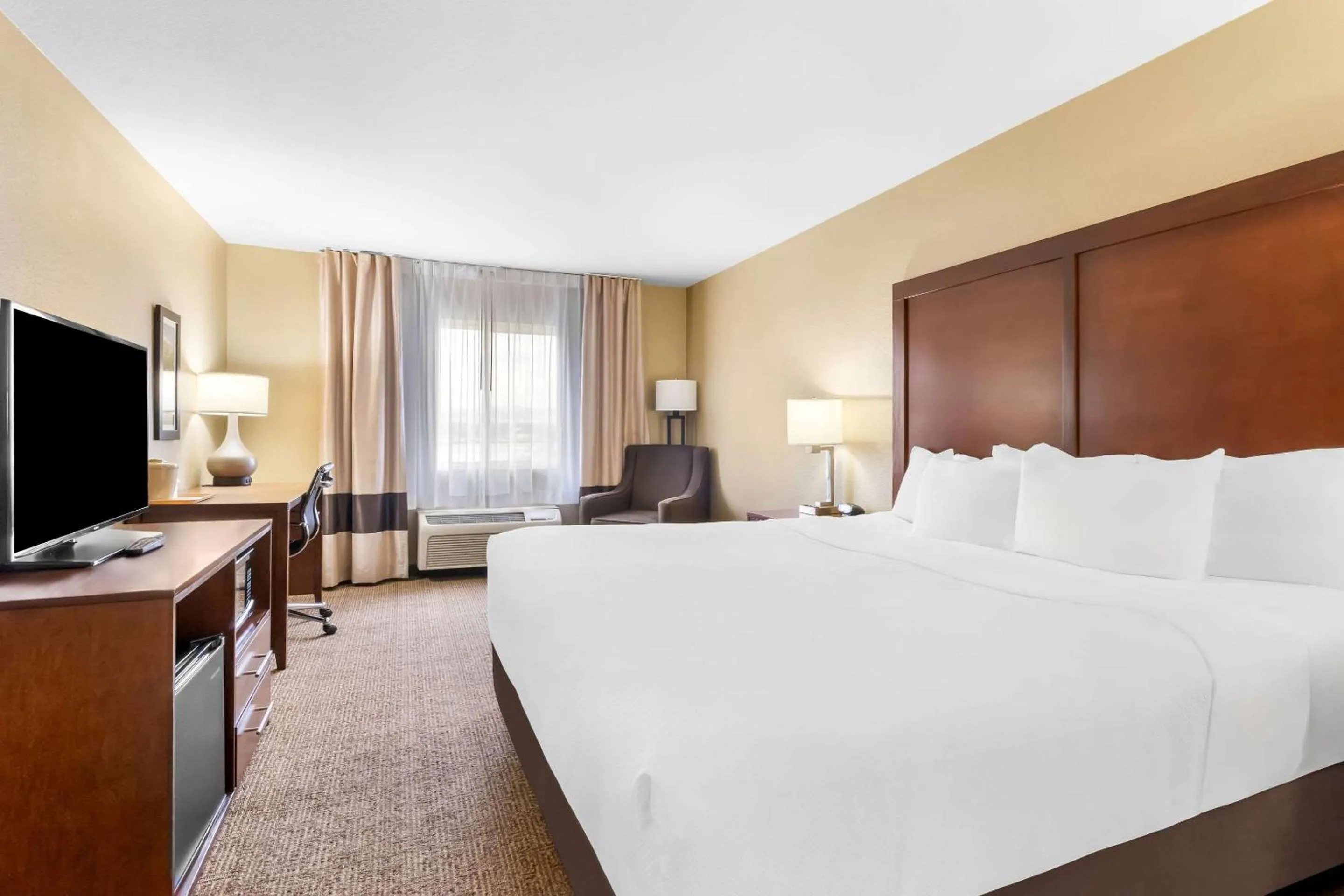 Bedroom, Bed in Comfort Inn & Suites Near University of Wyoming