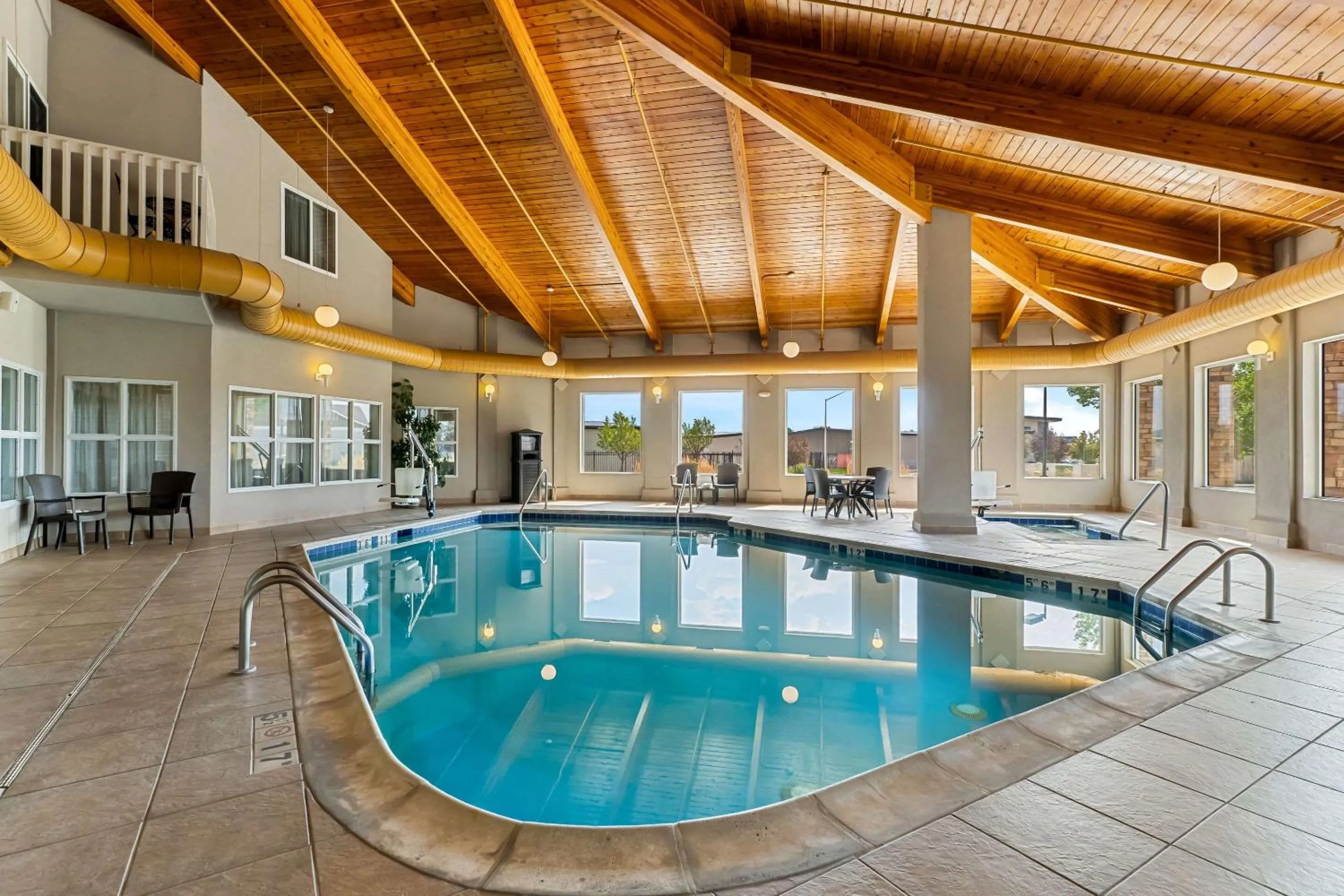 Swimming pool in Comfort Inn & Suites Near University of Wyoming