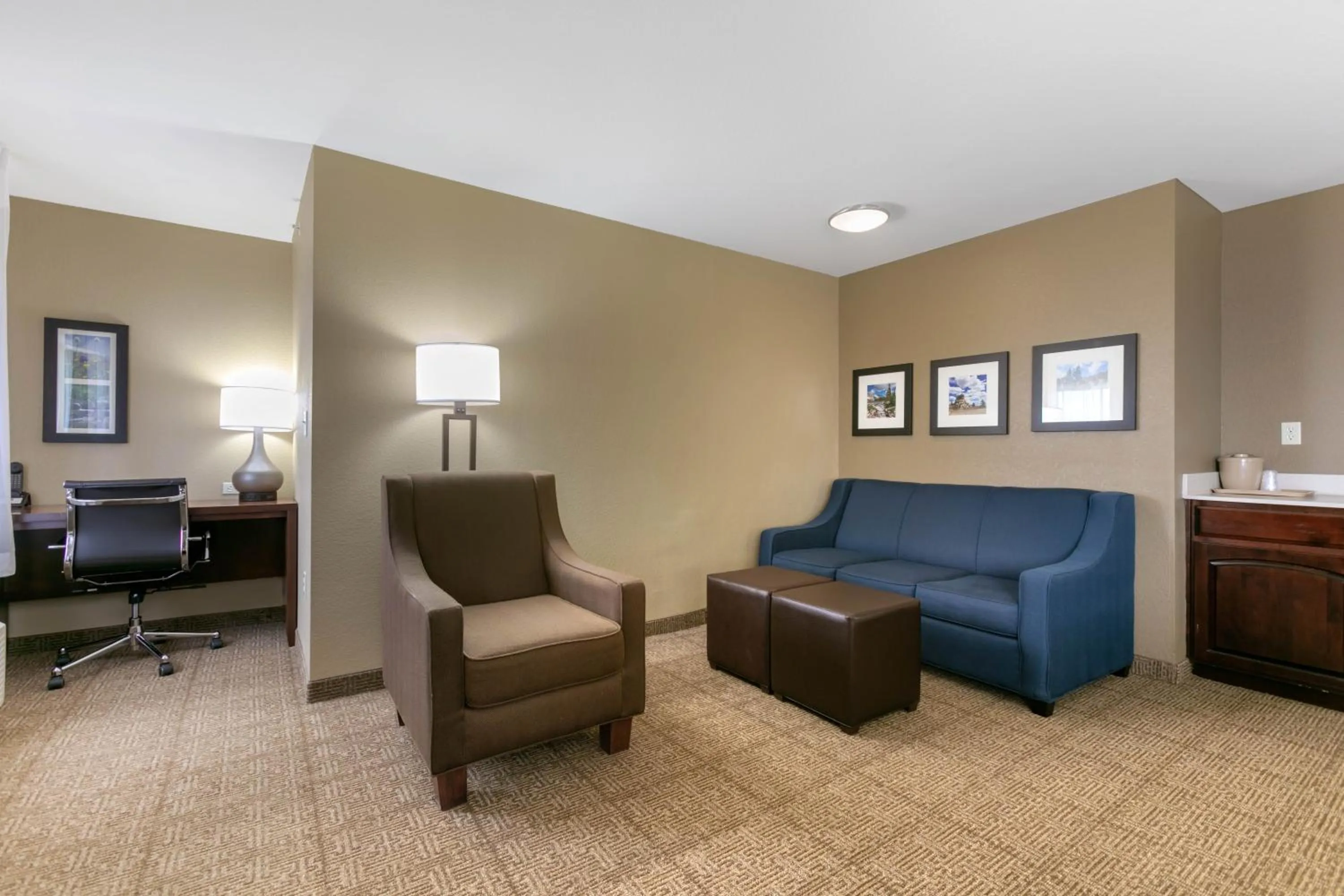 Living room in Comfort Inn & Suites Near University of Wyoming