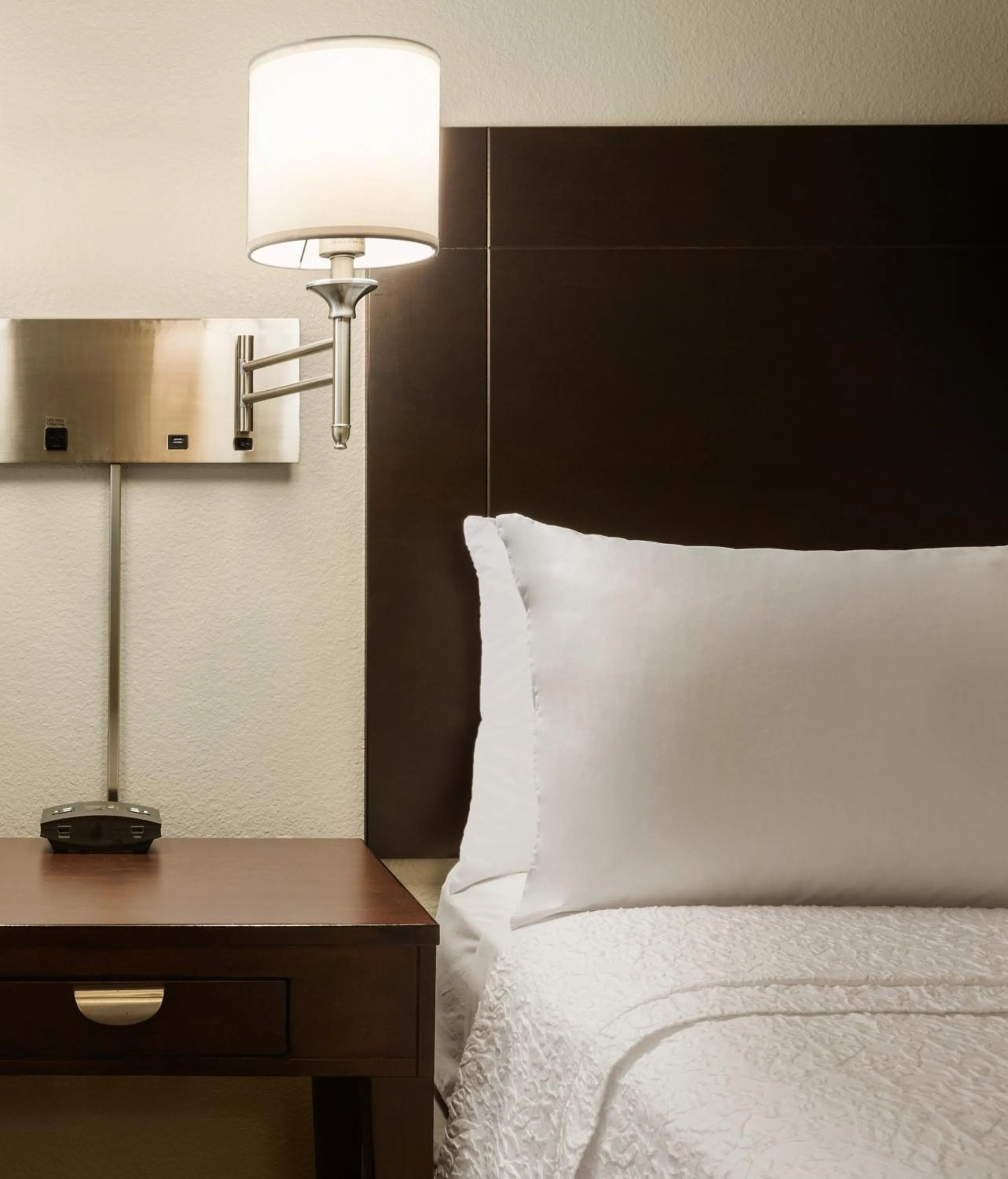 Bed in Hampton Inn & Suites Phoenix Glendale-Westgate
