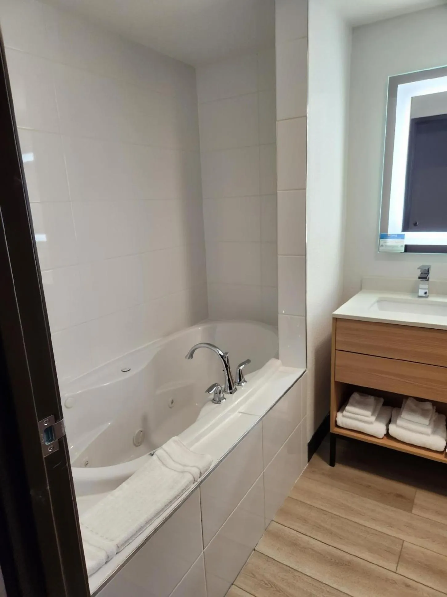 Bath in Comfort Suites Cheyenne