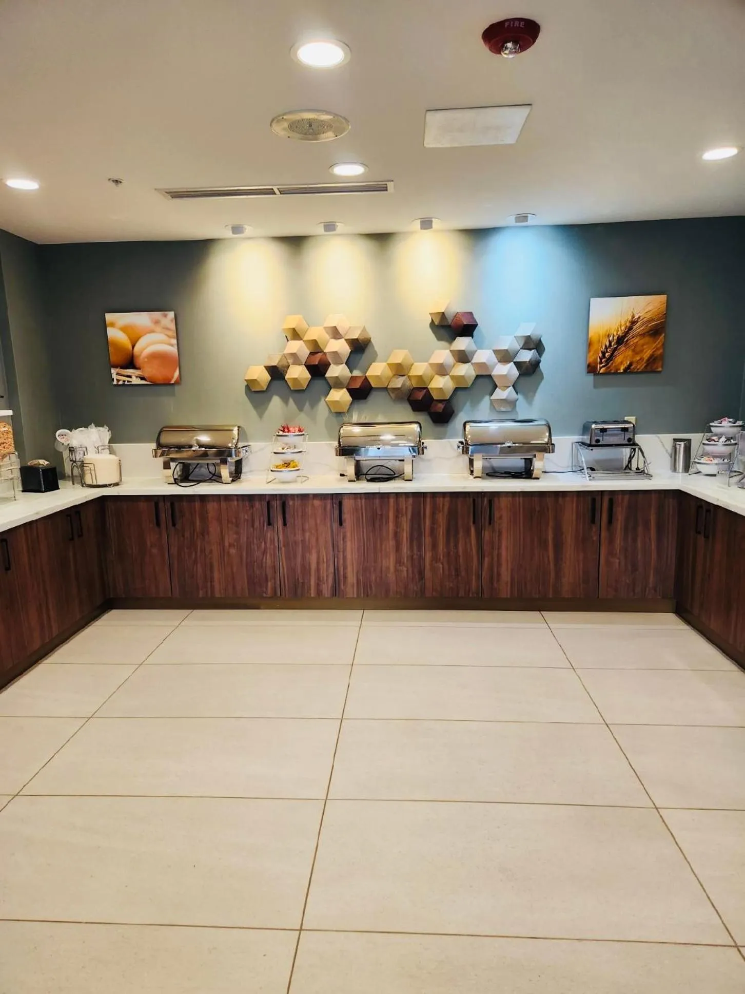 Buffet breakfast in Comfort Suites Cheyenne